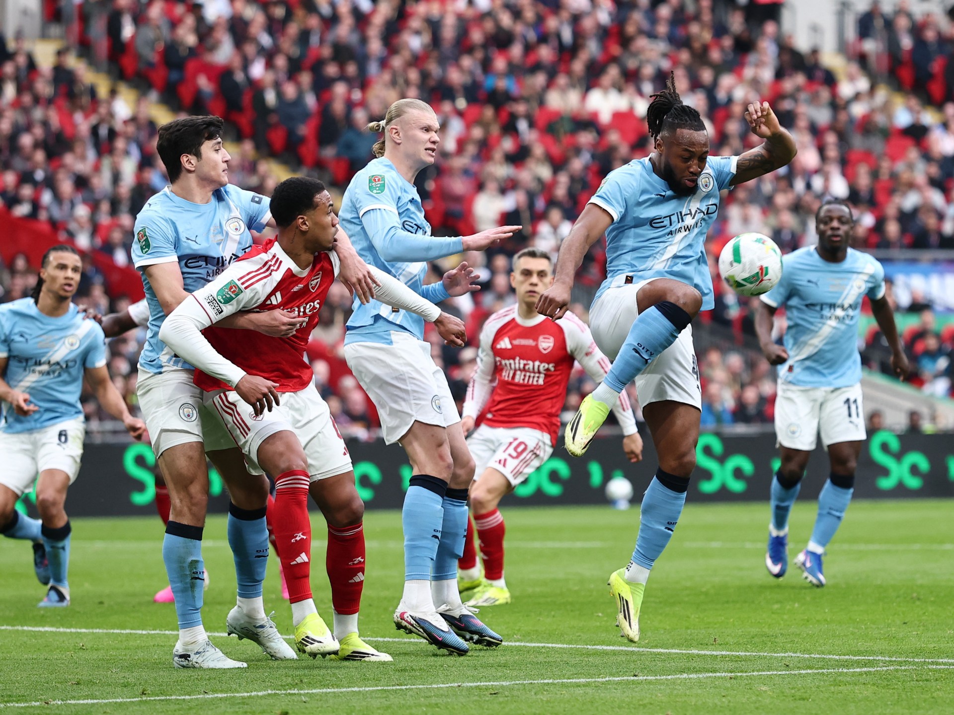 البريميرليغ.. ماذا يحدث عندما يصطدم المتصدر بوصيفه في صراع اللقب؟