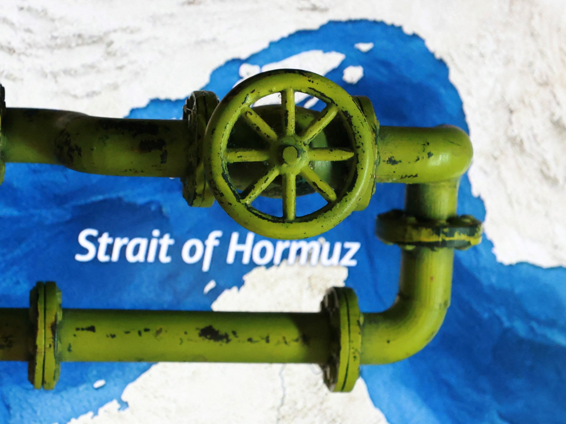 النفط يقفز 8% قبل فرض الولايات المتحدة حصارا على موانئ إيرانية ومضيق هرمز