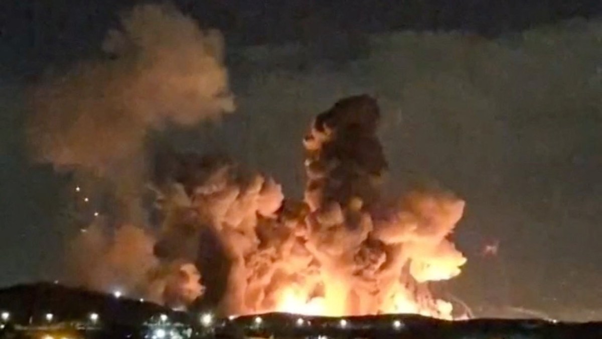 رايتس ووتش: قصف إسرائيل مستودعات نفط بإيران يهدد البيئة ويشكّل جرائم حرب