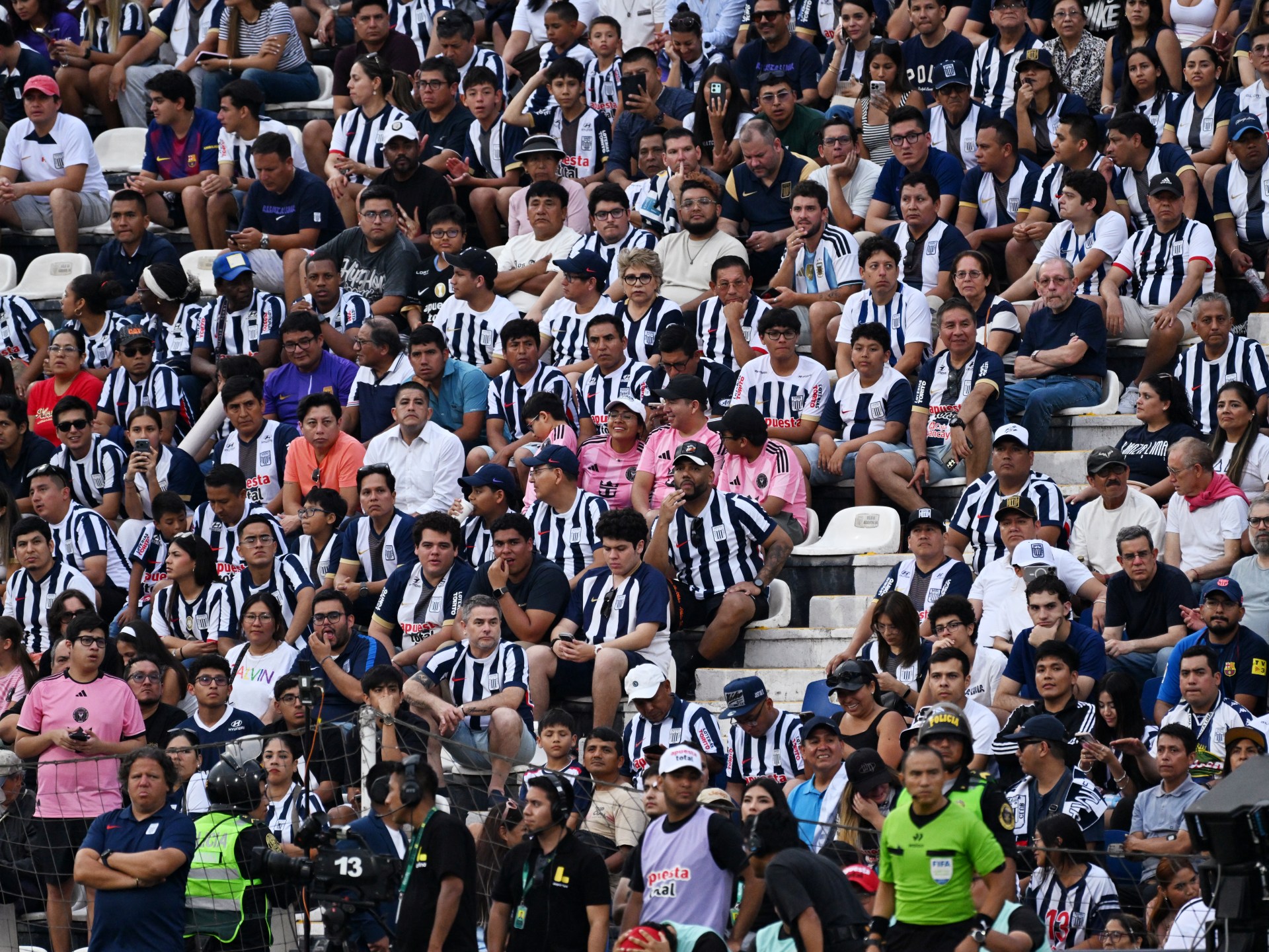 شاهد.. 47 إصابة ووفاة مشجع إثر انهيار بملعب كرة قدم