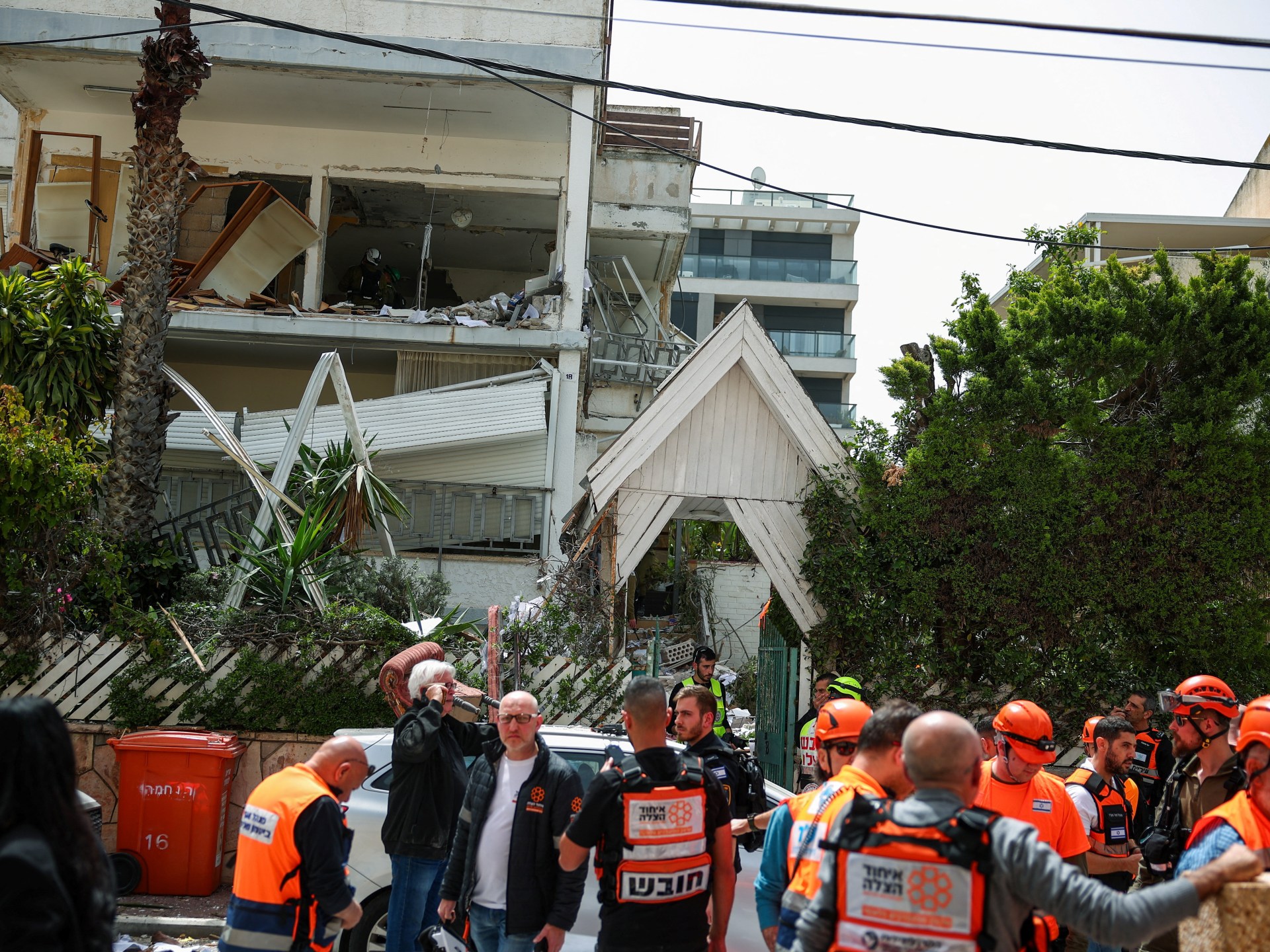 هجوم إيراني يُسبب أضرارا في 4 مواقع إسرائيلية وتل أبيب تقصف بوشهر