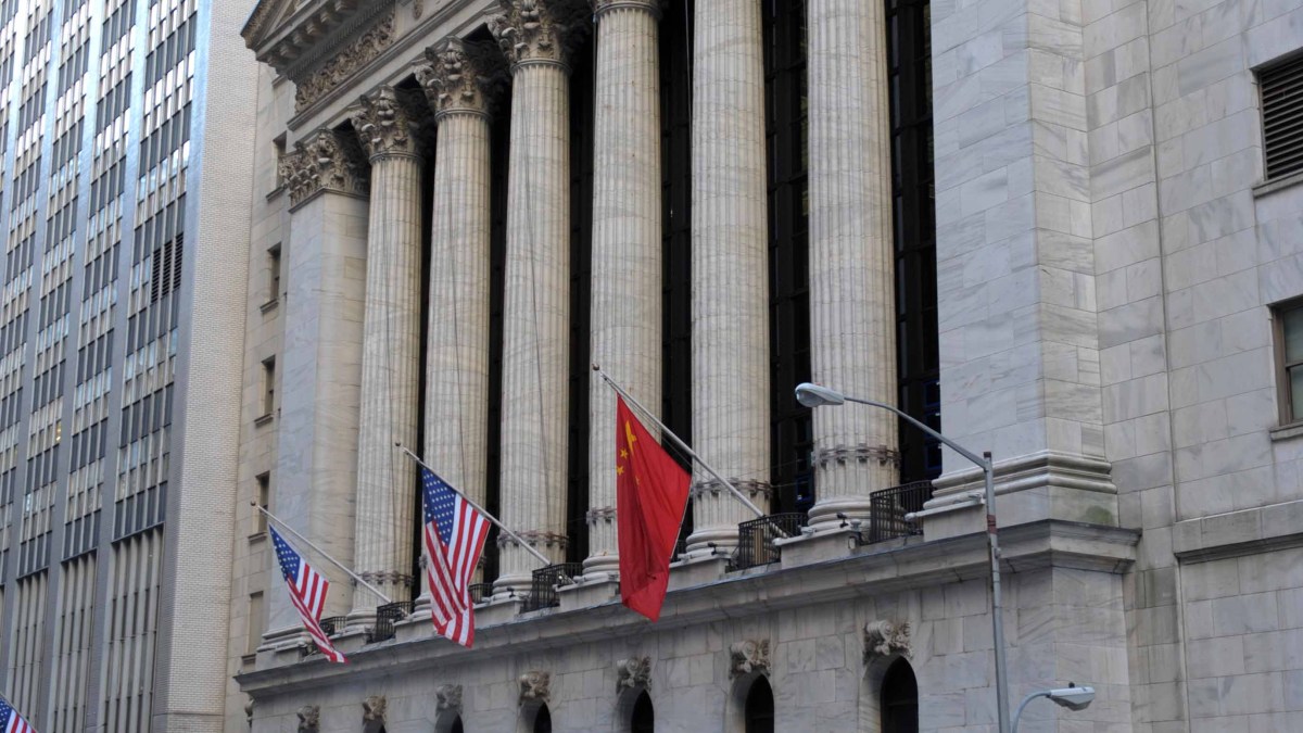 من إيران إلى وول ستريت.. أرباح "حيتان الحرب" تثير التساؤلات