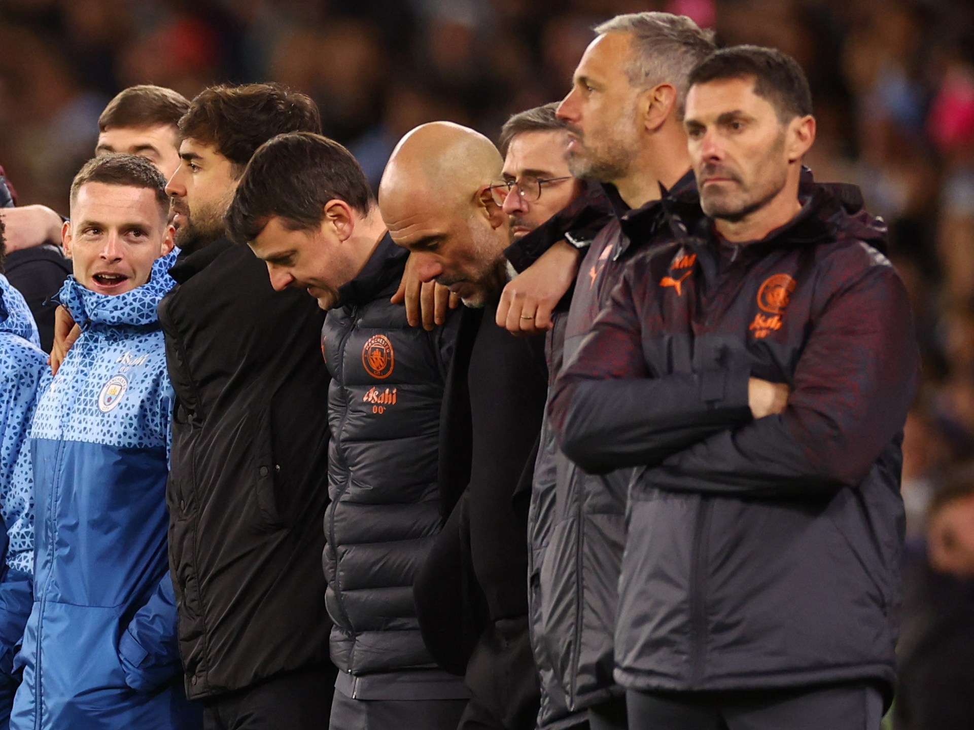 من مدرب وحيد إلى 5 مدربين و3 اختصاصيين… لماذا تتسابق الأندية والمنتخبات في توسيع طواقمها الفنية؟