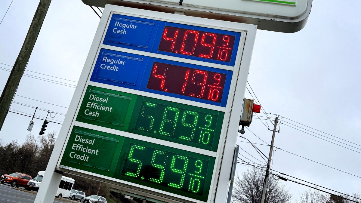 ترمب: أسعار البنزين مرشحة للارتفاع حتى انتخابات الكونغرس