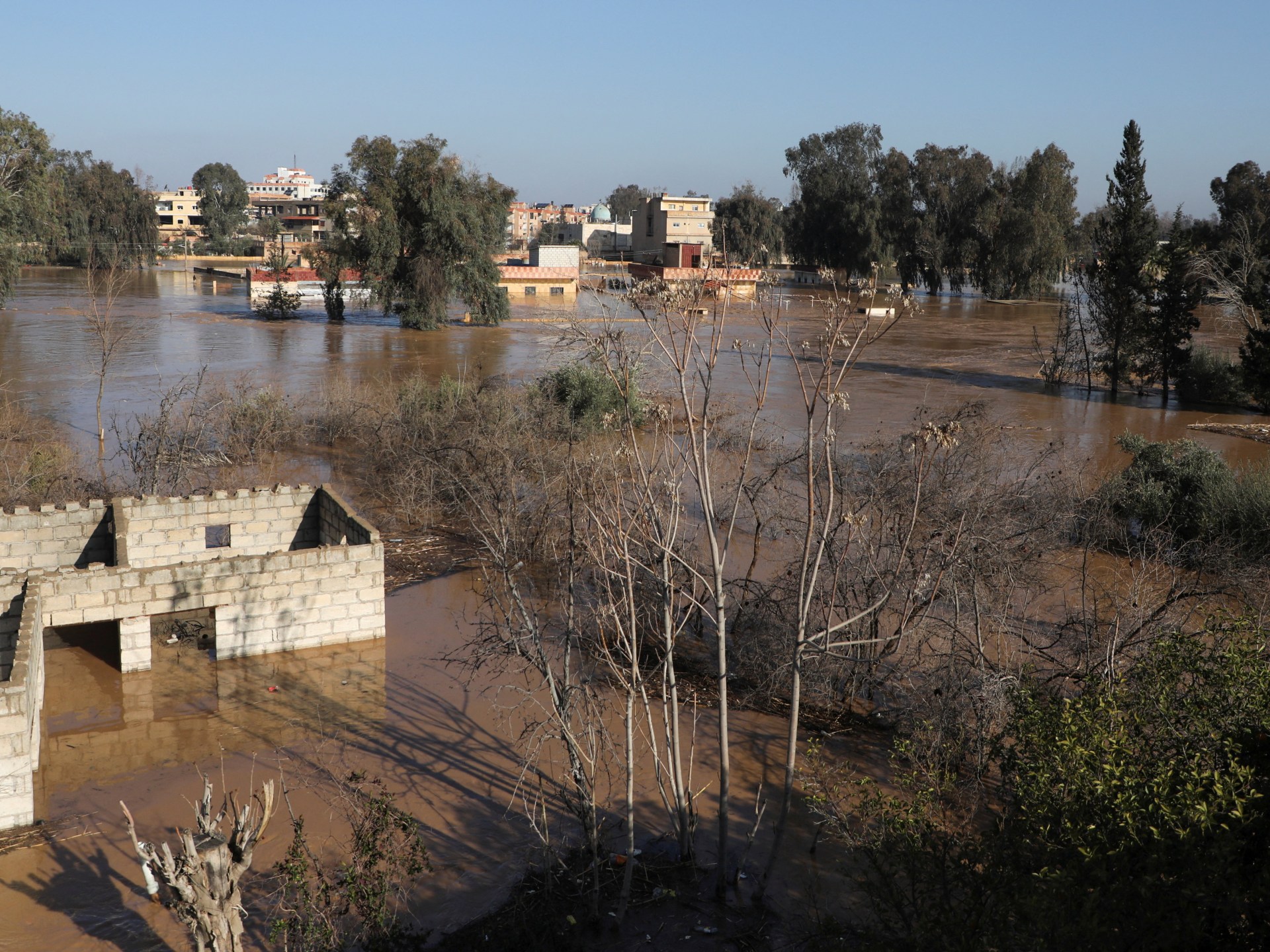عاصفة مطرية تجتاح حمص وتتسبب بغرق المنازل وإغلاق الطرق
