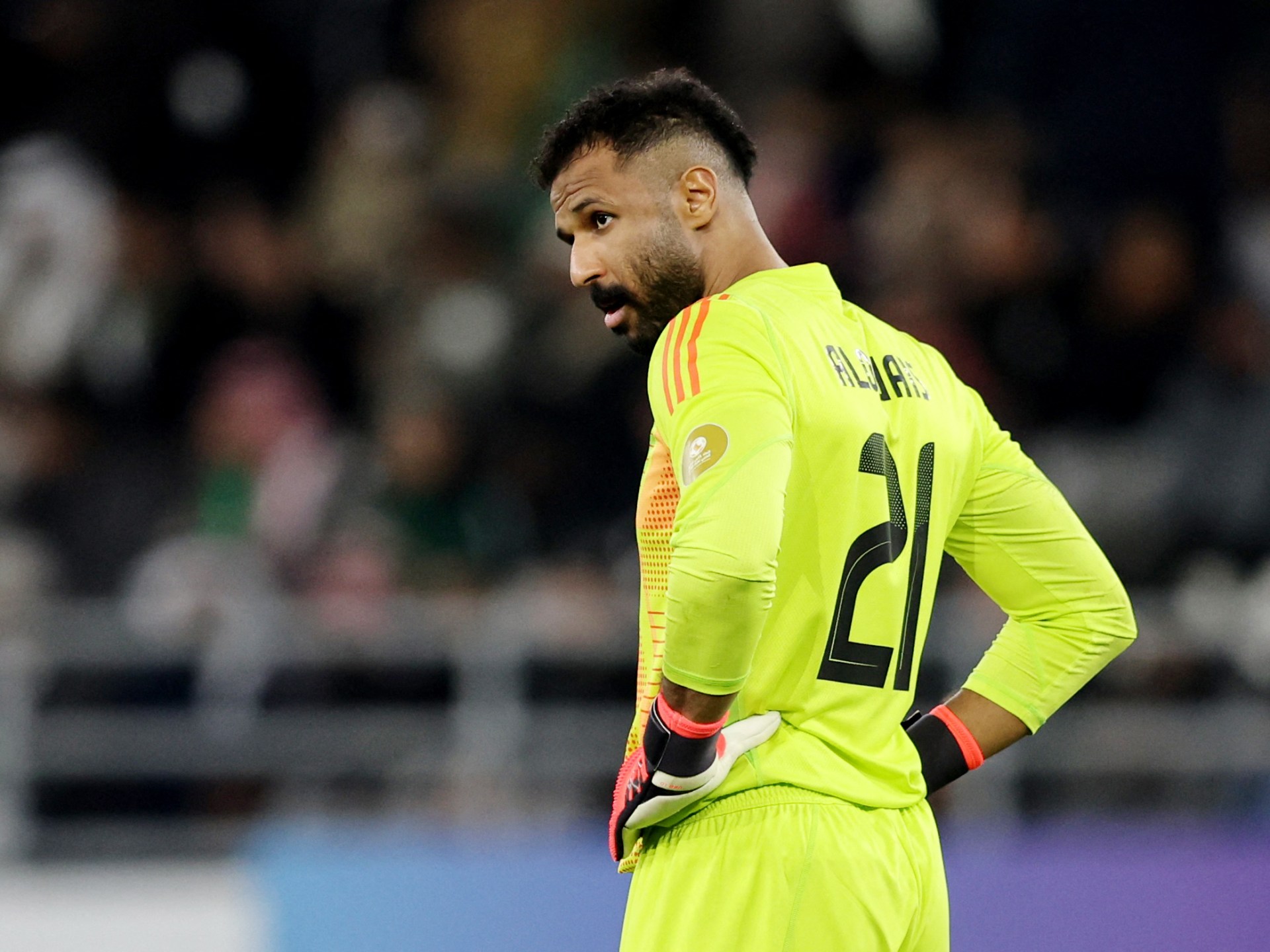 شاهد.. خطأ كارثي للحارس محمد العويس يتسبب بهدف في مرمى فريقه بالسعودية