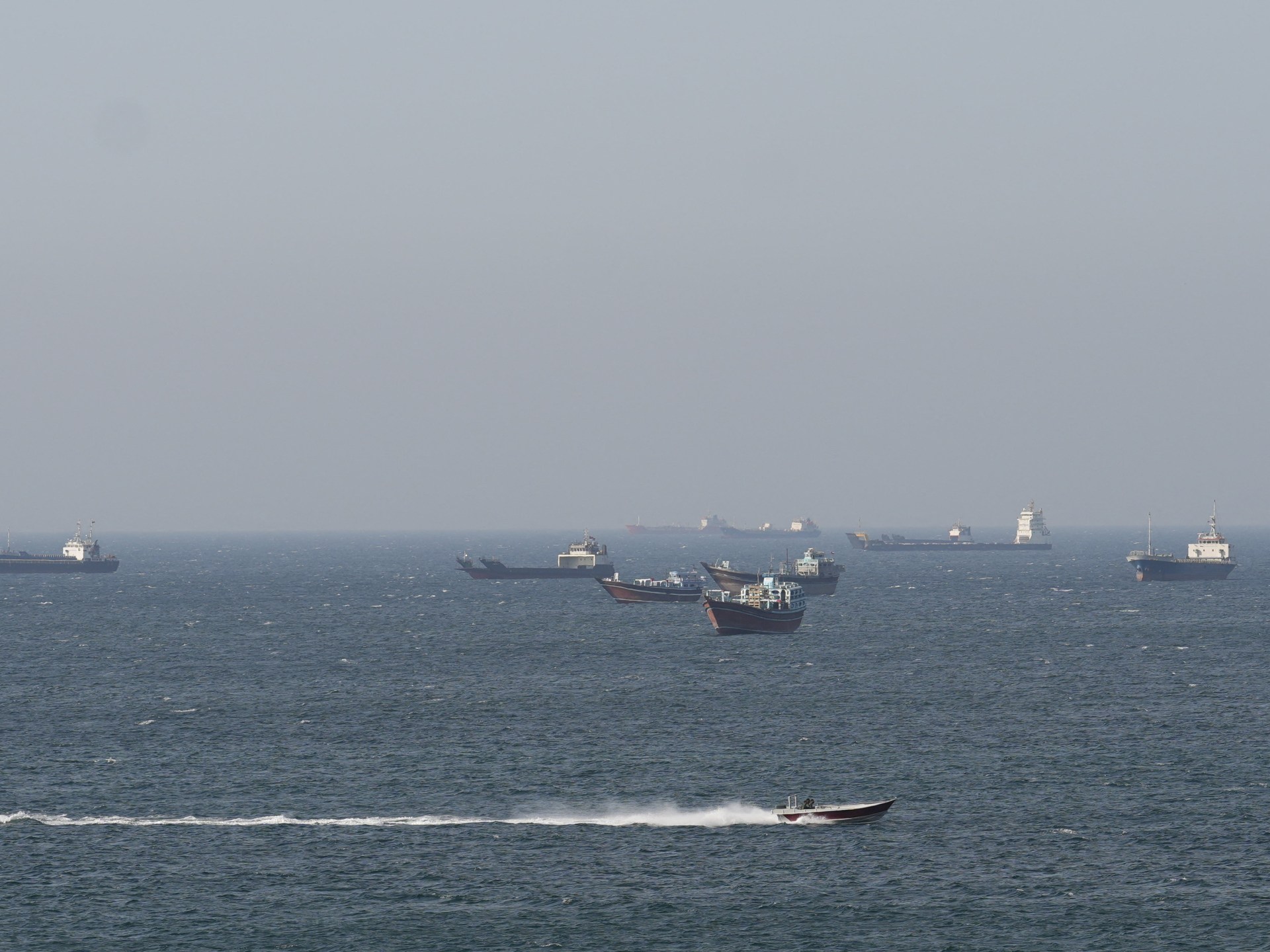 كيف تستخدم إيران "أسطول البعوض" للتحكم بمضيق هرمز؟