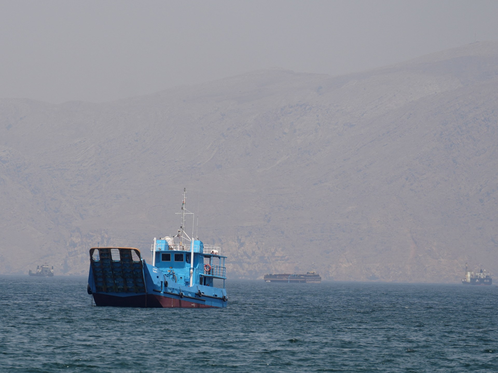 تحذير من رسائل نصب تعرض على السفن مرورا آمنا عبر هرمز