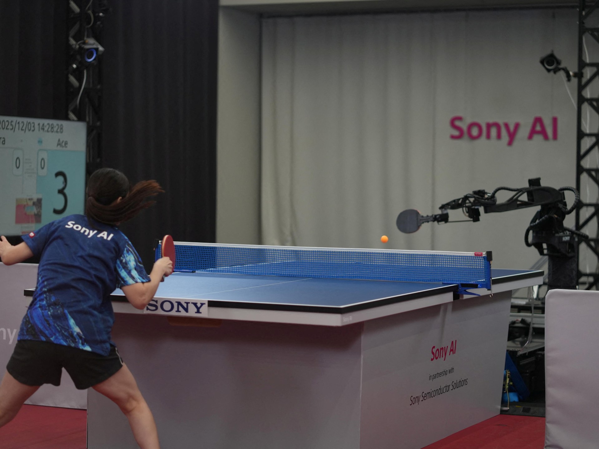 بالفيديو.. روبوت يحرج لاعبين محترفين في تنس طاولة