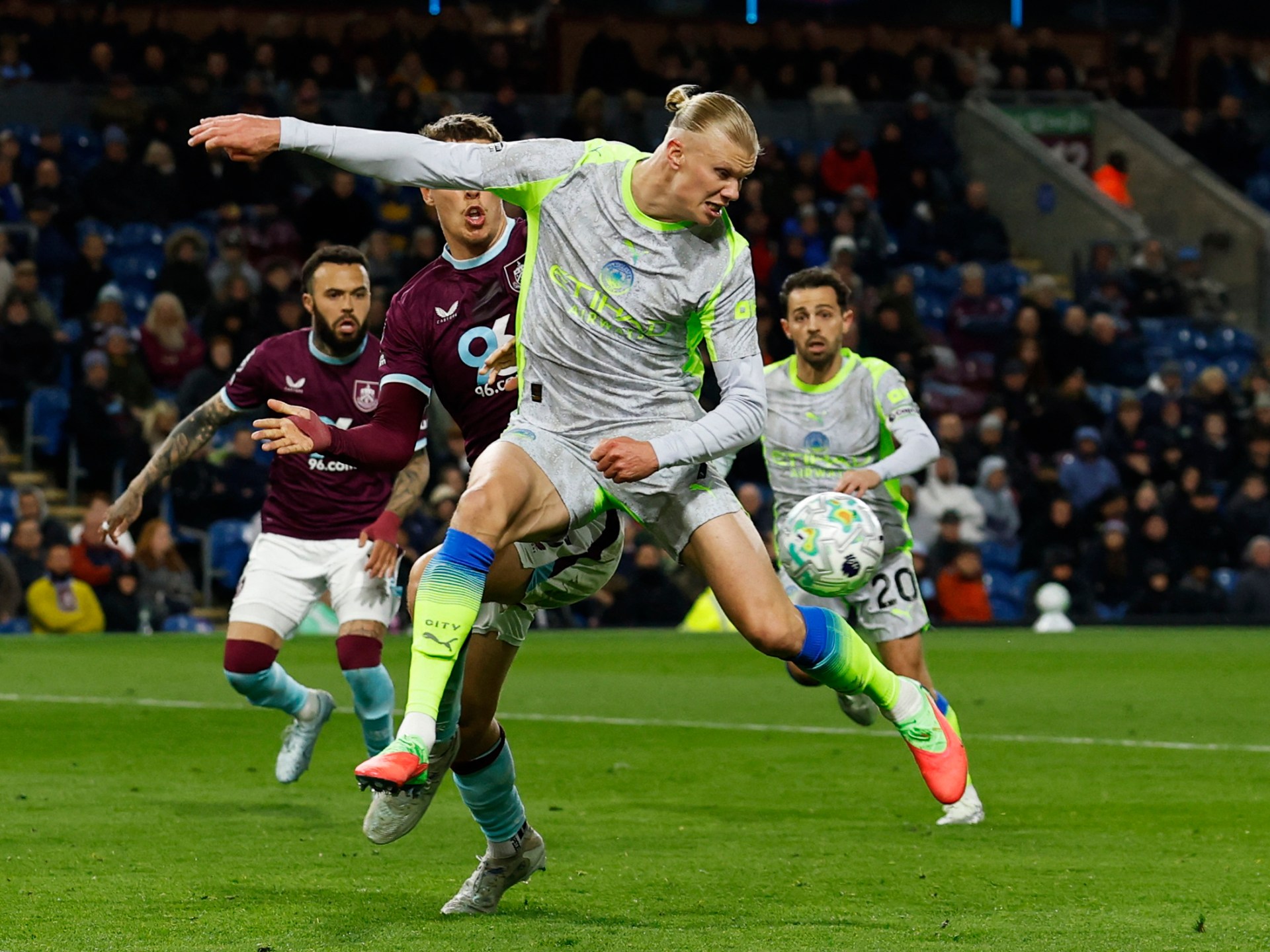 مانشستر سيتي يخطف الصدارة في ليلة هبوط بيرنلي