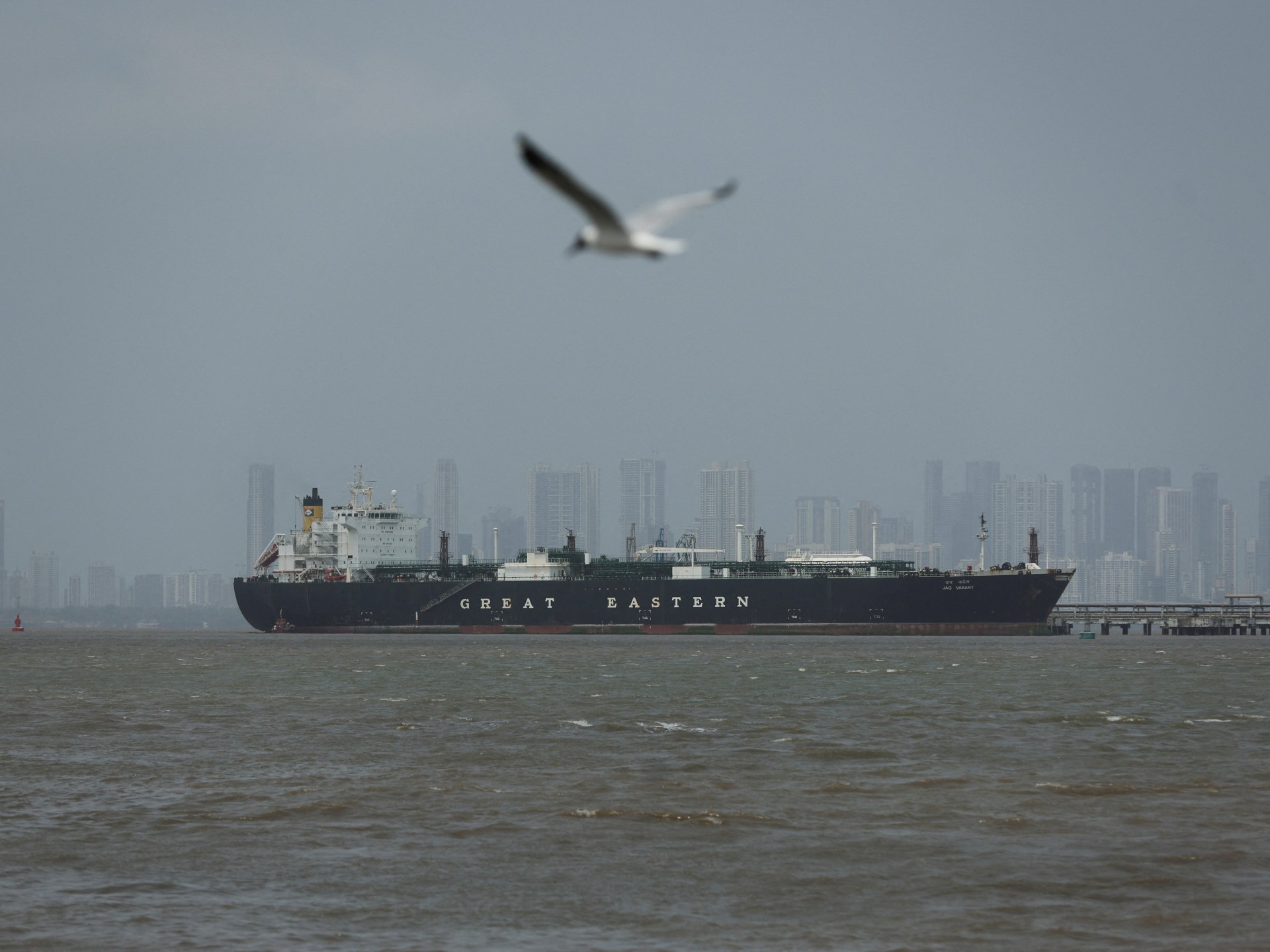 الدولار يحقق مكاسب أسبوعية والنفط فوق 100 دولار والذهب وبتكوين تحت ضغط حرب إيران