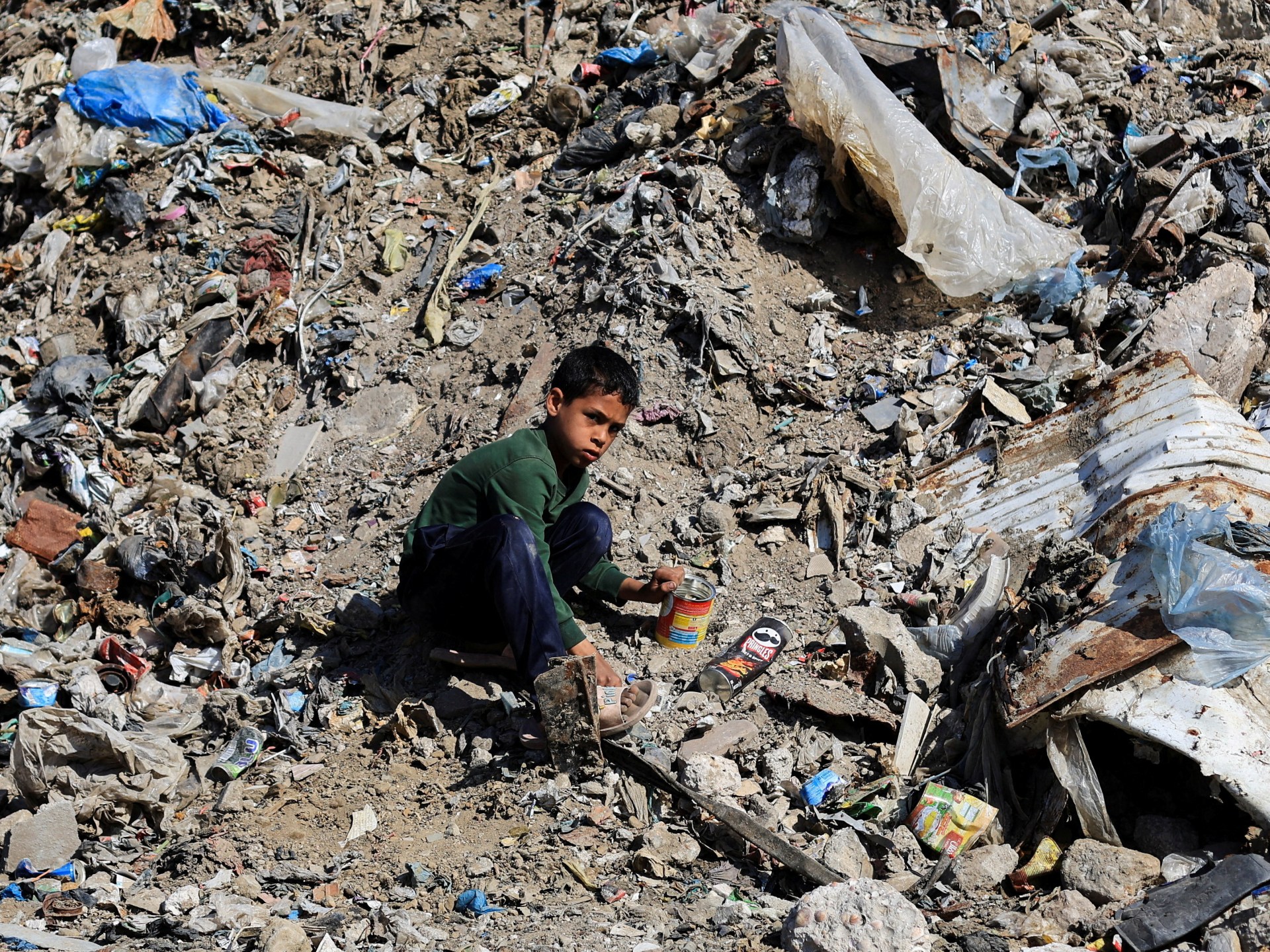 غزة.. كارثة صحية وذخائر غير منفجرة وشبح الحرب يلُوح مجددا