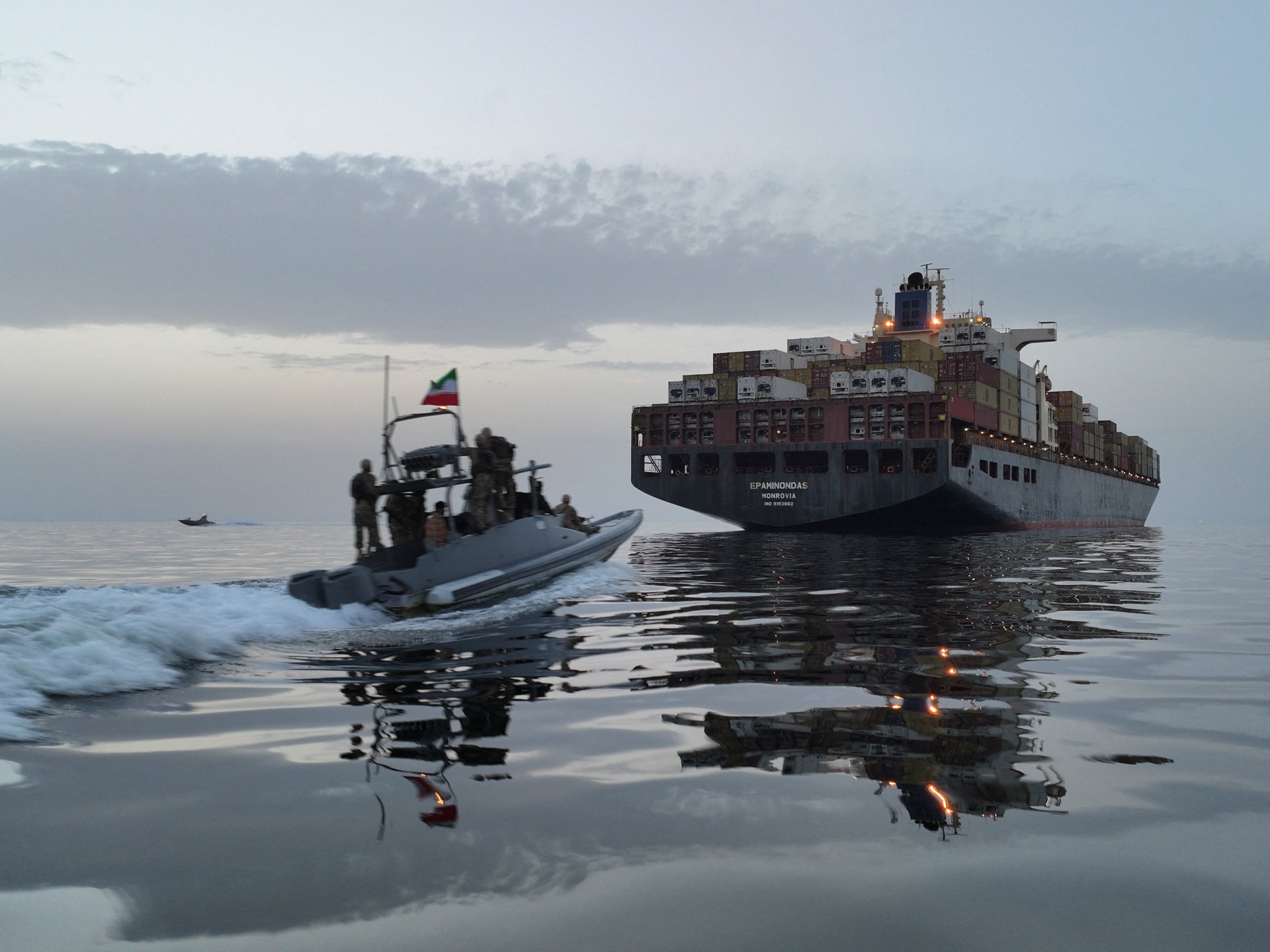 متى يصبح مضيق هرمز آمنا لعبور السفن التجارية؟