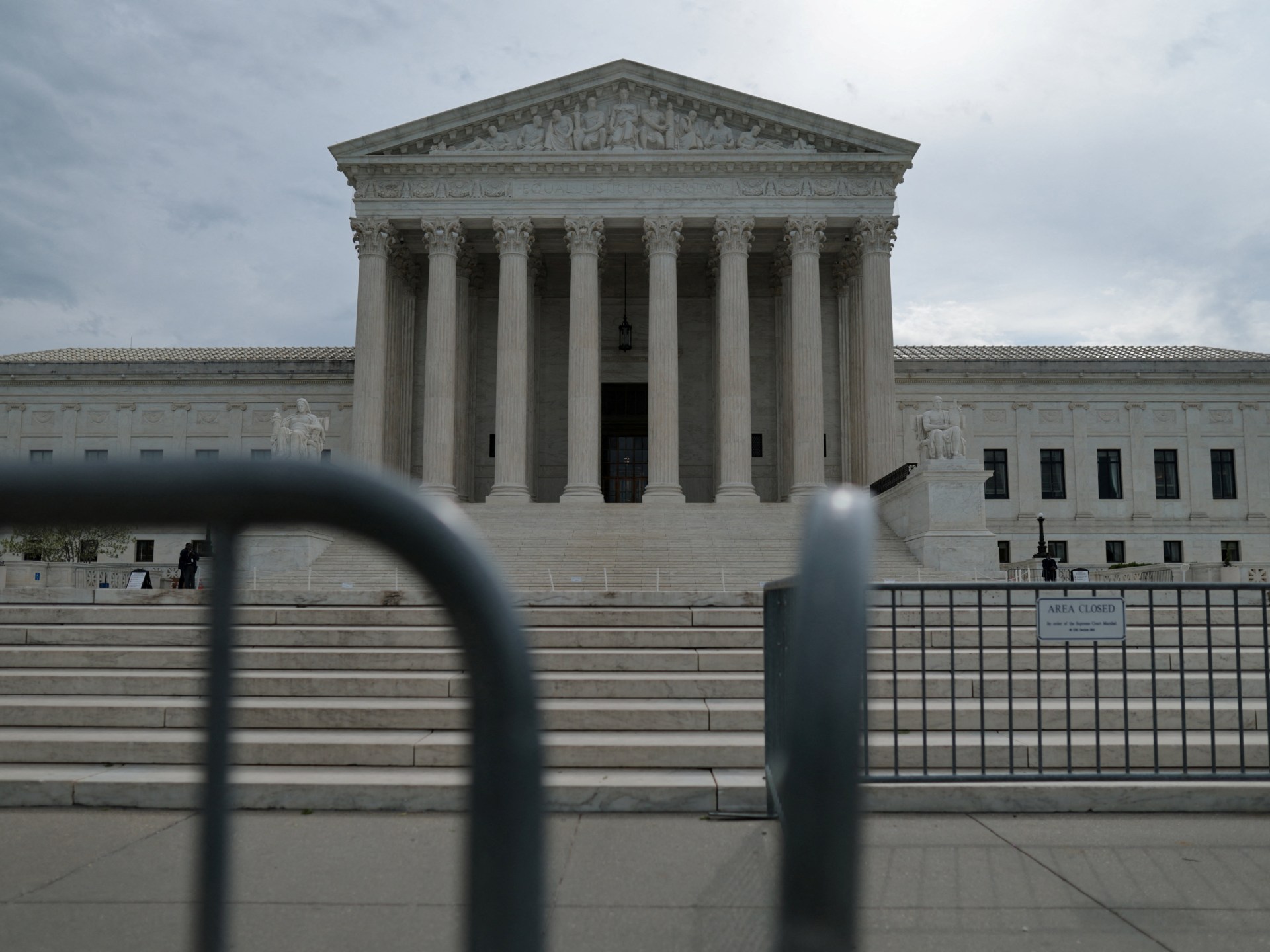 معركة قانونية.. ترمب يلجأ للمحكمة العليا لوقف تدخل القضاء بشأن الترحيل