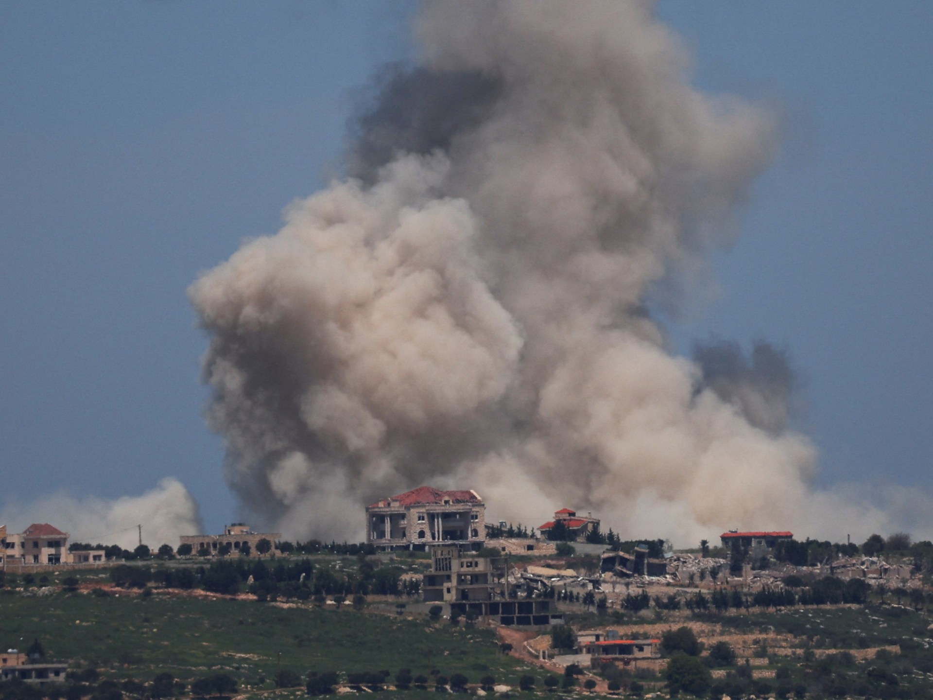 غارات مكثفة بجنوب لبنان وحرائق بإسرائيل جراء هجوم صاروخي