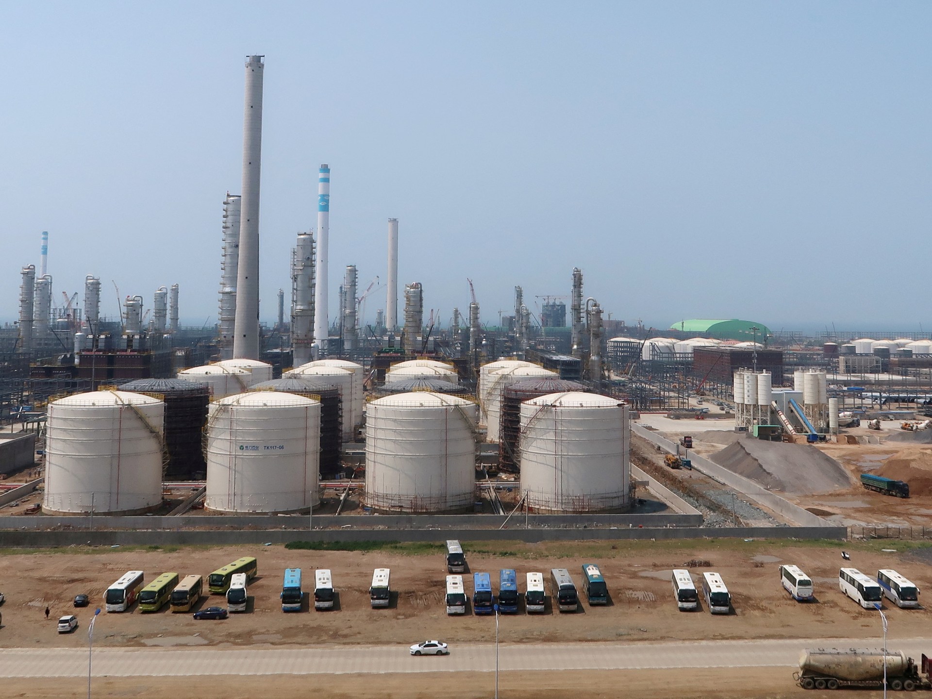 شركة صينية ترفض عقوبات أمريكية وتنفي شراءها لخام إيران