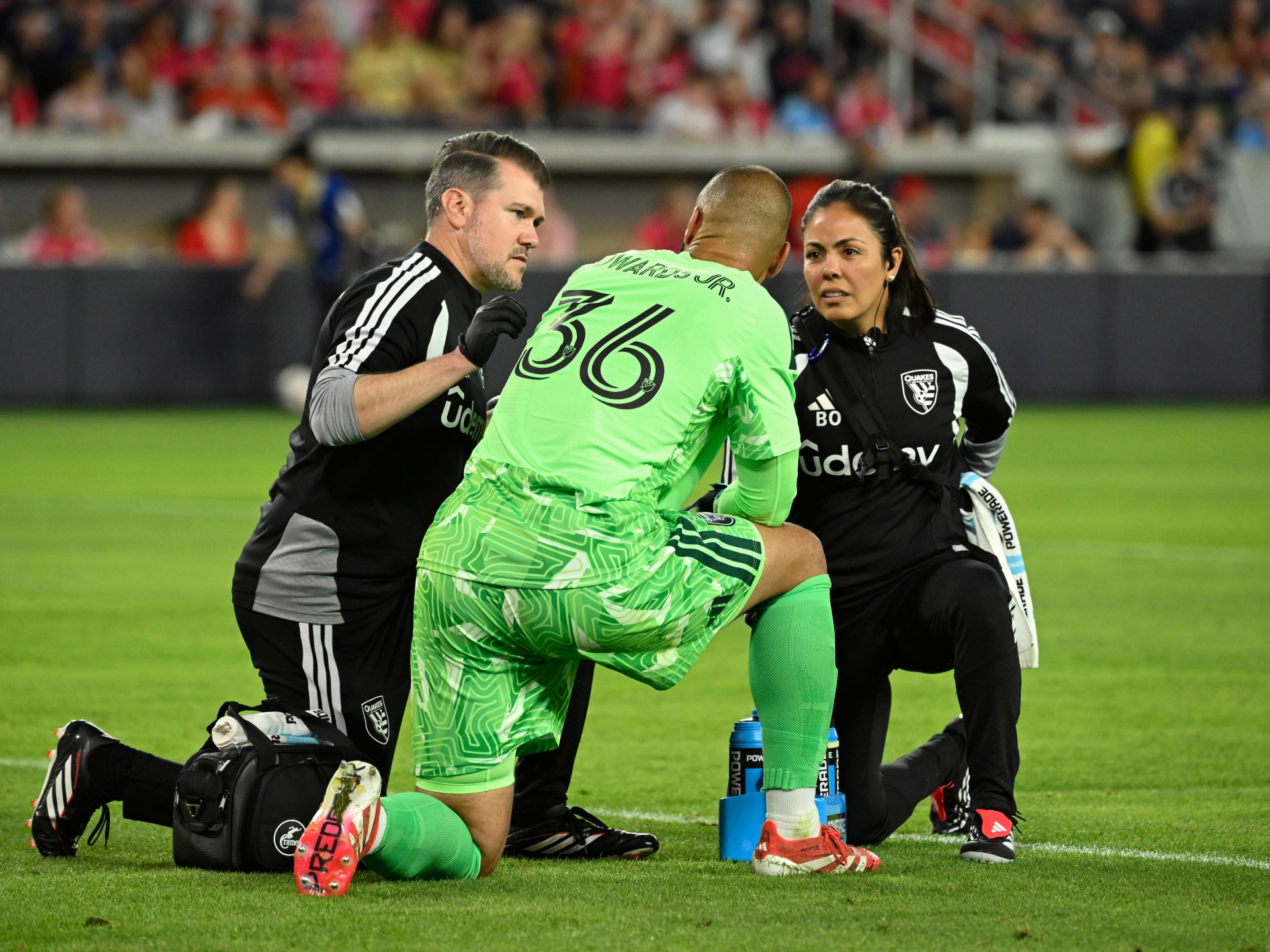 بين الإصابة والتمثيل.. هل يلغي الفيفا قانون علاج الحراس في الملعب؟