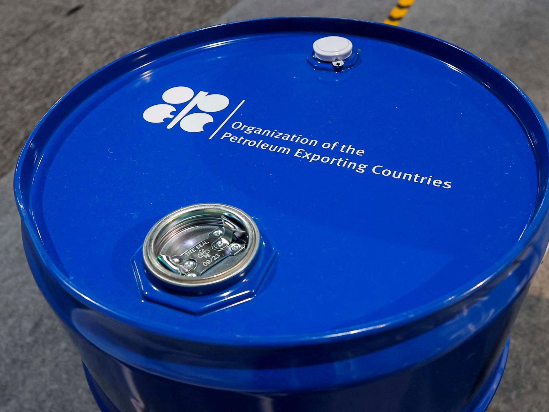 النفط عند ذروة شهرية تحت ضغط هرمز وانسحاب الإمارات من أوبك