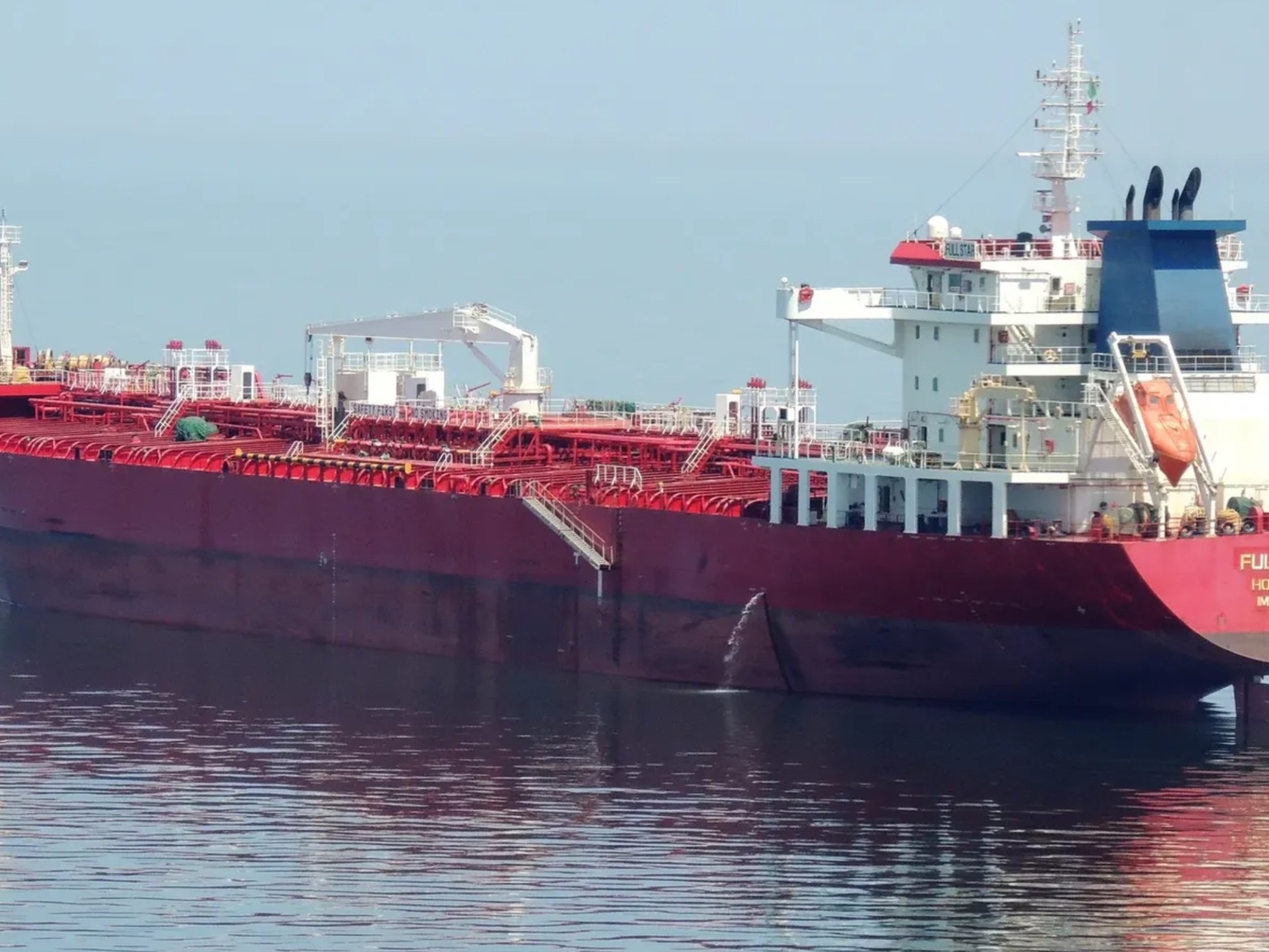 ناقلة كيميائيات وسفينة حاويات تكرران عبور هرمز 3 مرات وسط الأزمة