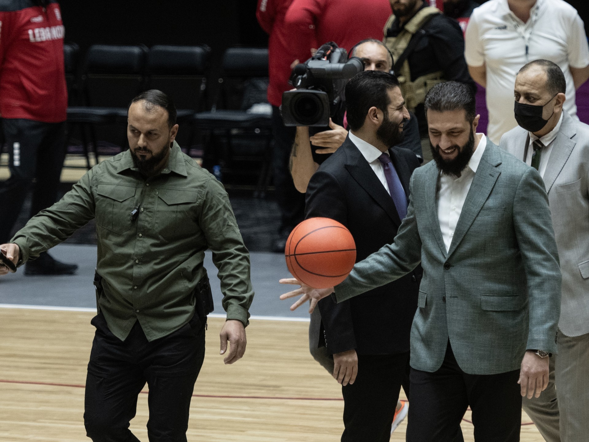بالفيديو.. الشرع يلعب كرة السلة في افتتاح صالة الفيحاء الرياضية بدمشق‬