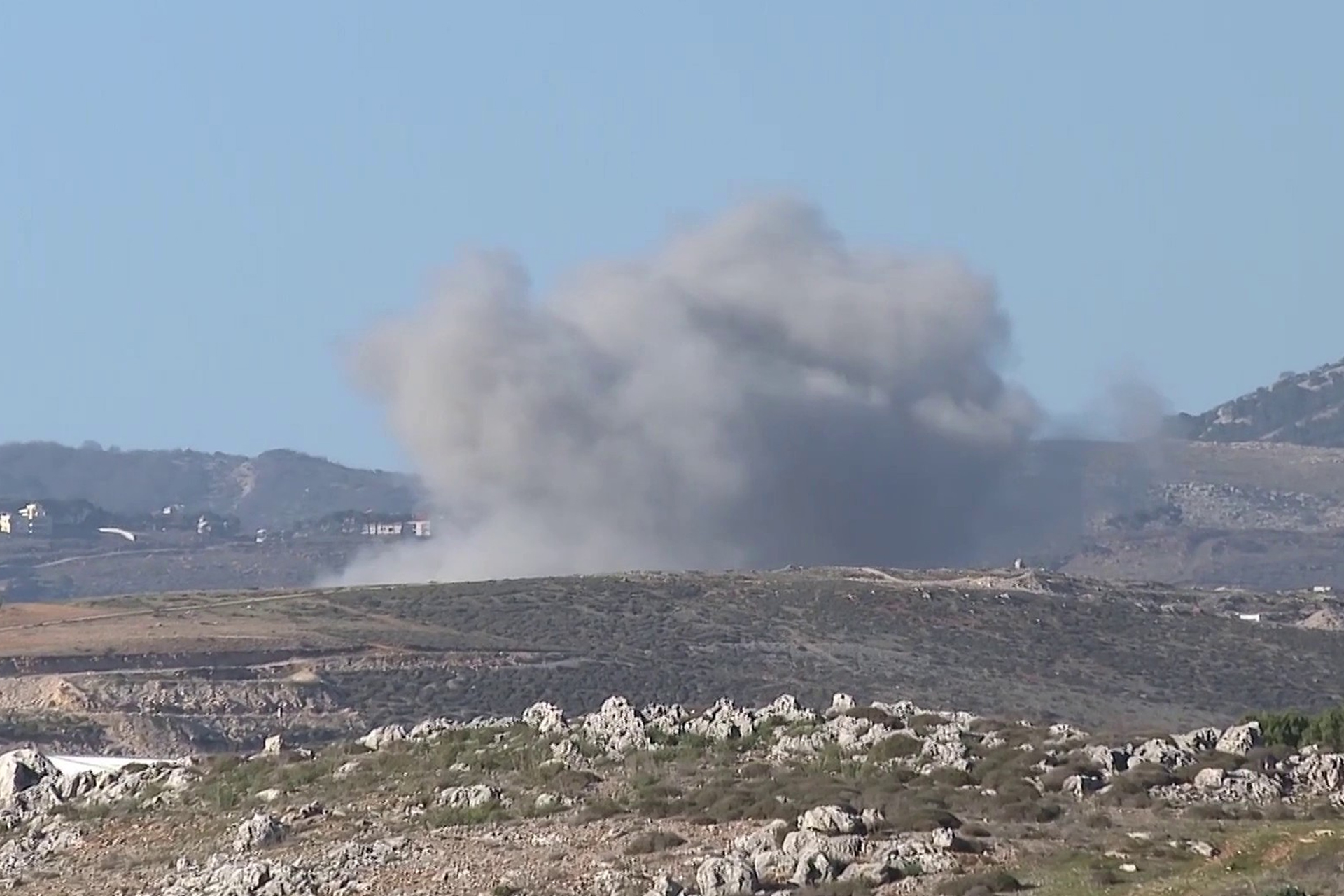 حزب الله يؤكد مواصلة استهداف إسرائيل ومقتل جندي إسرائيلي بجنوب لبنان