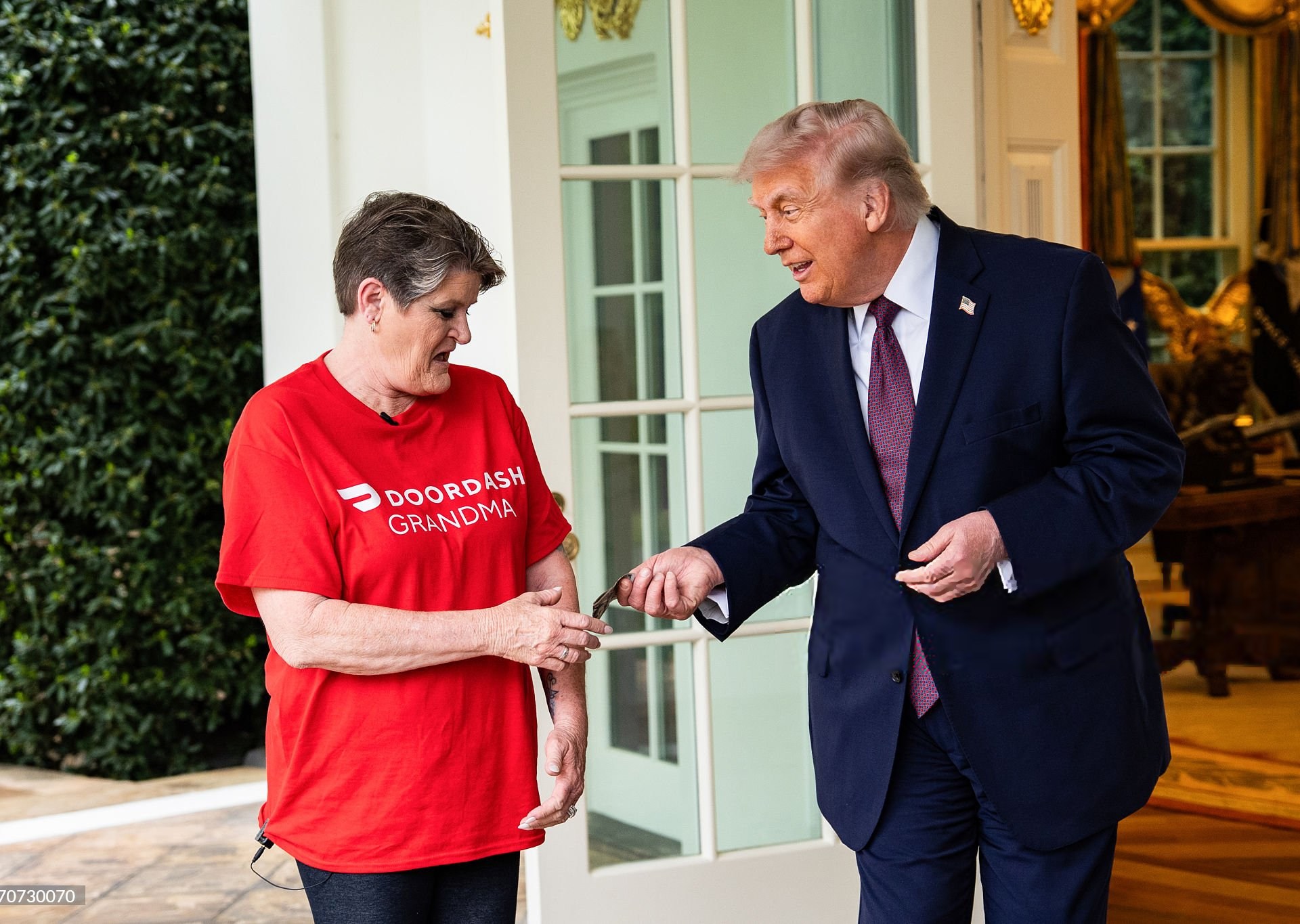 100 دولار وابتسامة.. هل استغل ترمب عاملة التوصيل بمسرحية سياسية؟