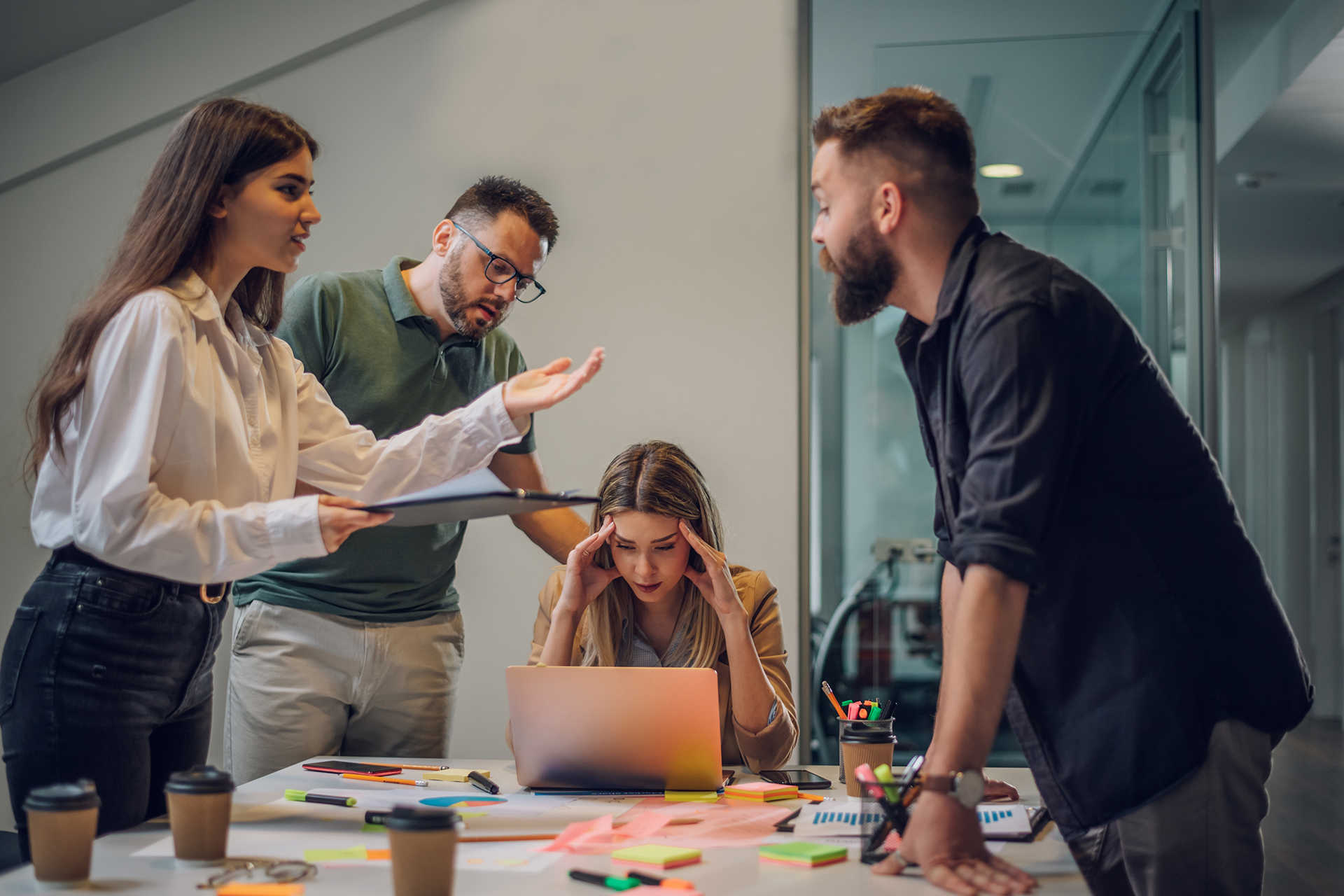 تصرفات تزعج زملاءك في العمل.. 12 عادة تجنبها فورا