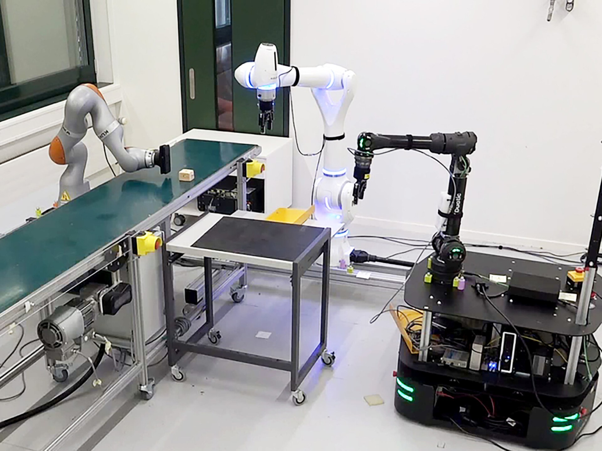 مهارة واحدة وأجساد متعددة.. كيف سيتعلم روبوت المستقبل من زميله القديم؟