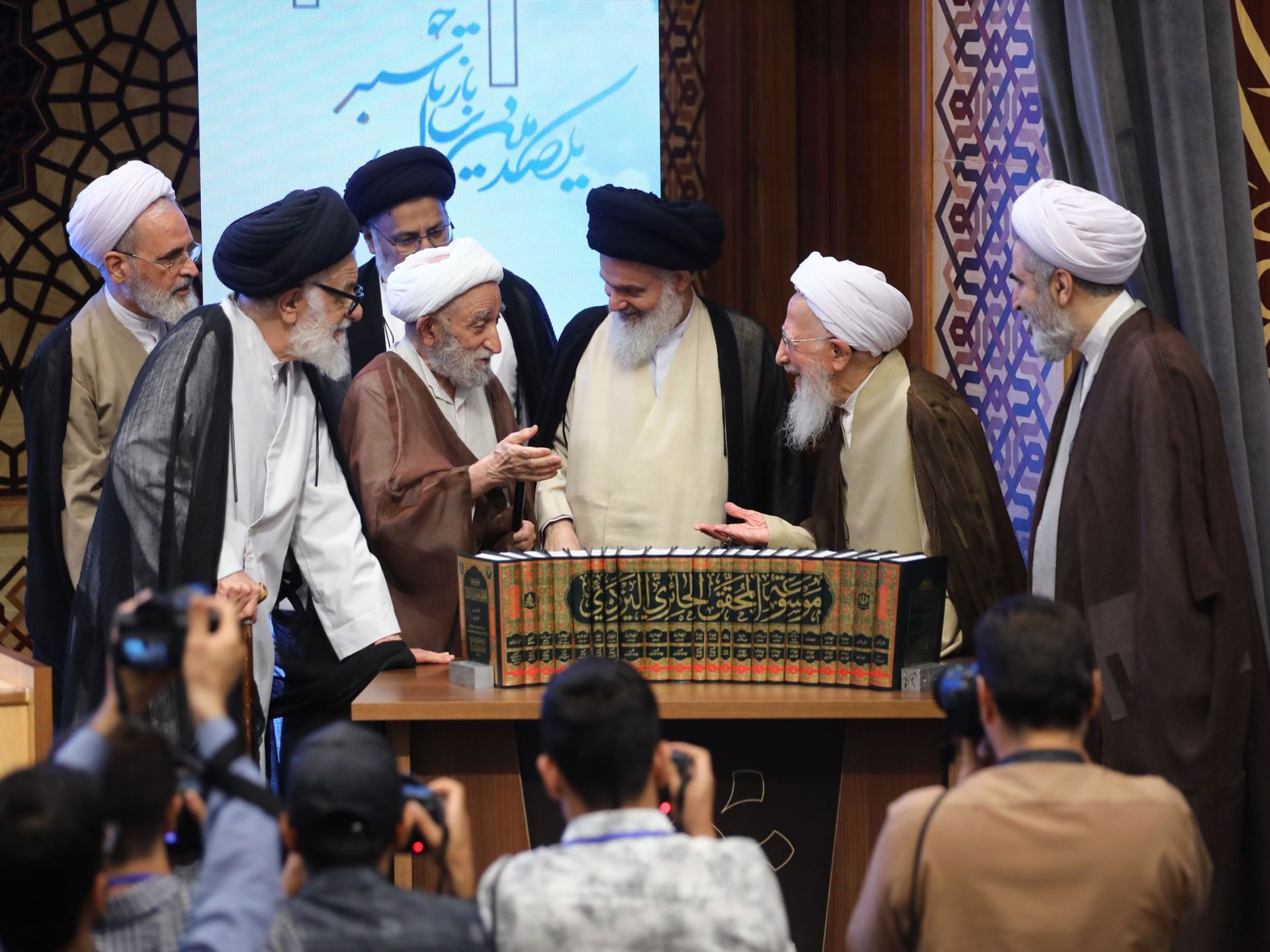 عاصفة في قم.. الحوزة والعلماء في زمان الحرب