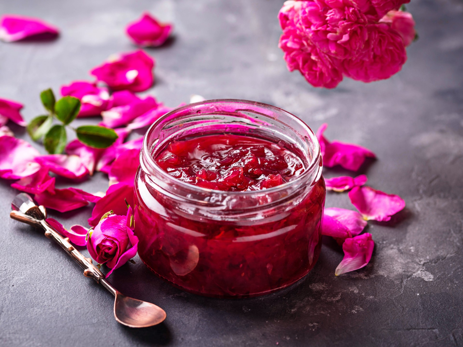 هل تذوقت الزهور من قبل؟.. أسرار تحضير مربّى الورد خطوة بخطوة