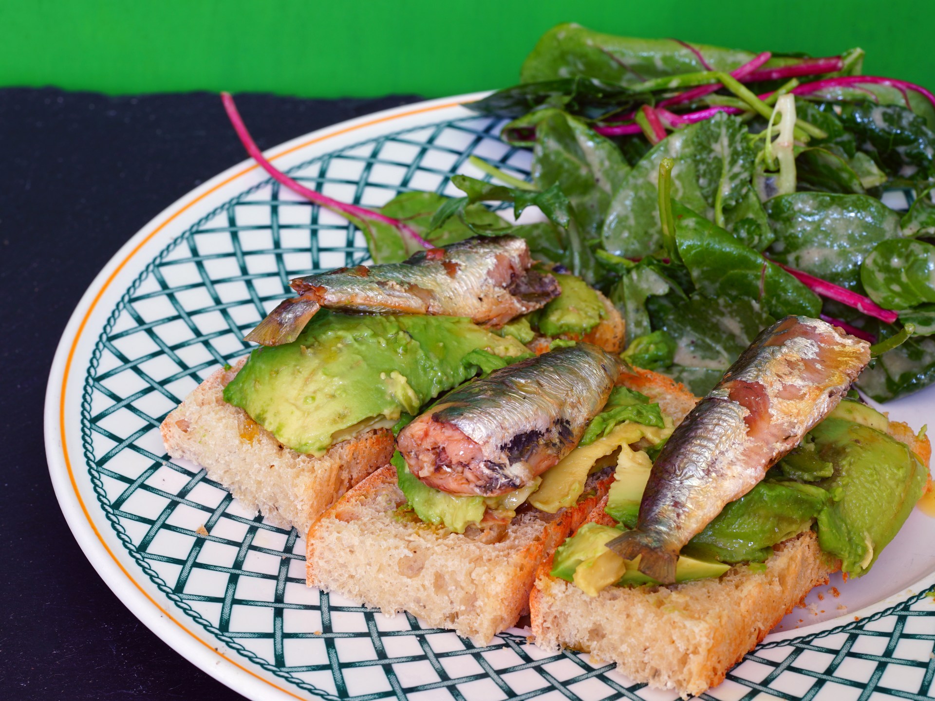 بشرة زجاجية بثمن علبة سردين؟ ترند تيك توك يشعل الجدل وخبراء يكشفون الحقيقة