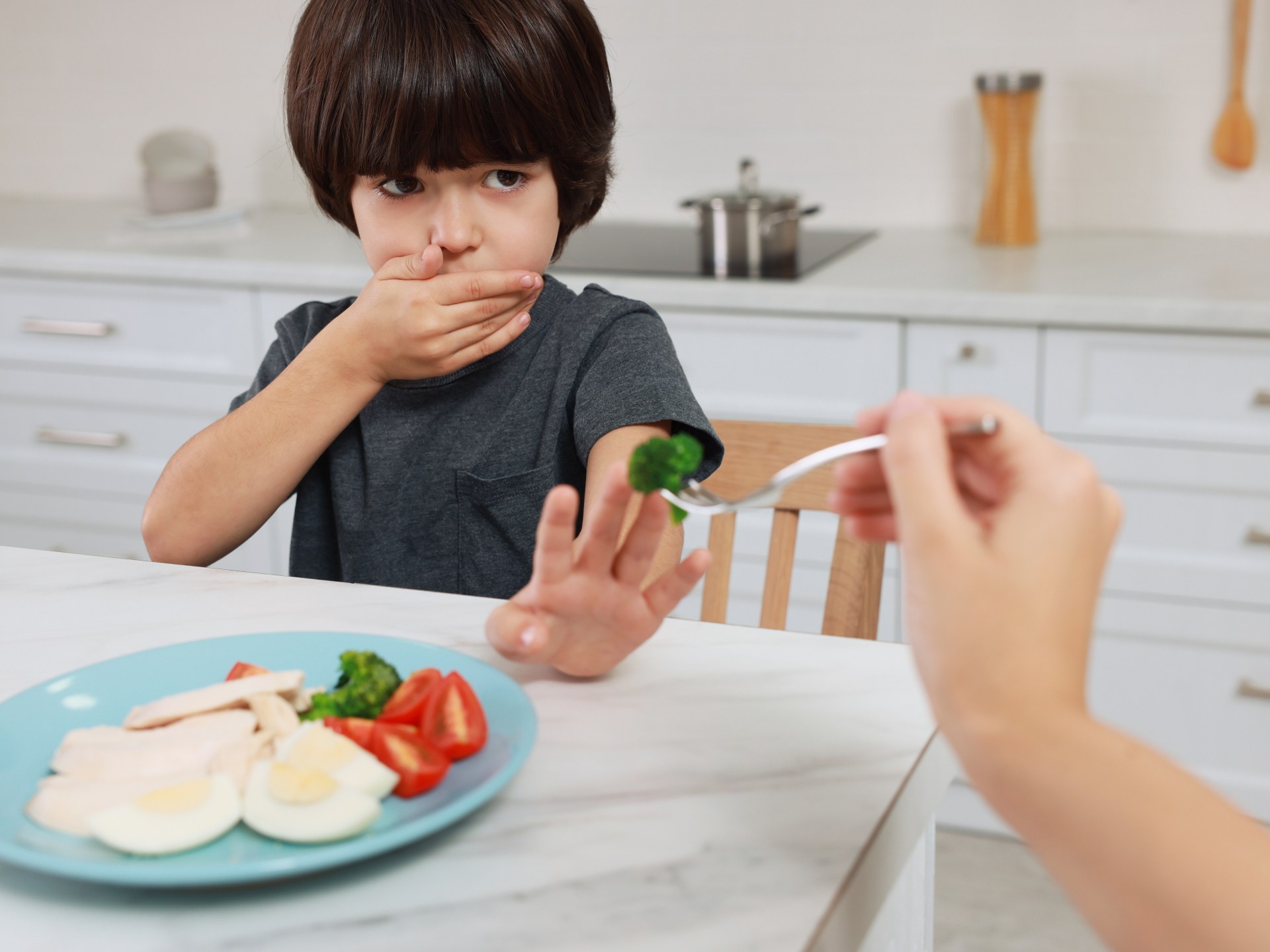لا تجبري طفلك على تناول الطعام.. 8 خطوات بسيطة لتعزيز شهيته