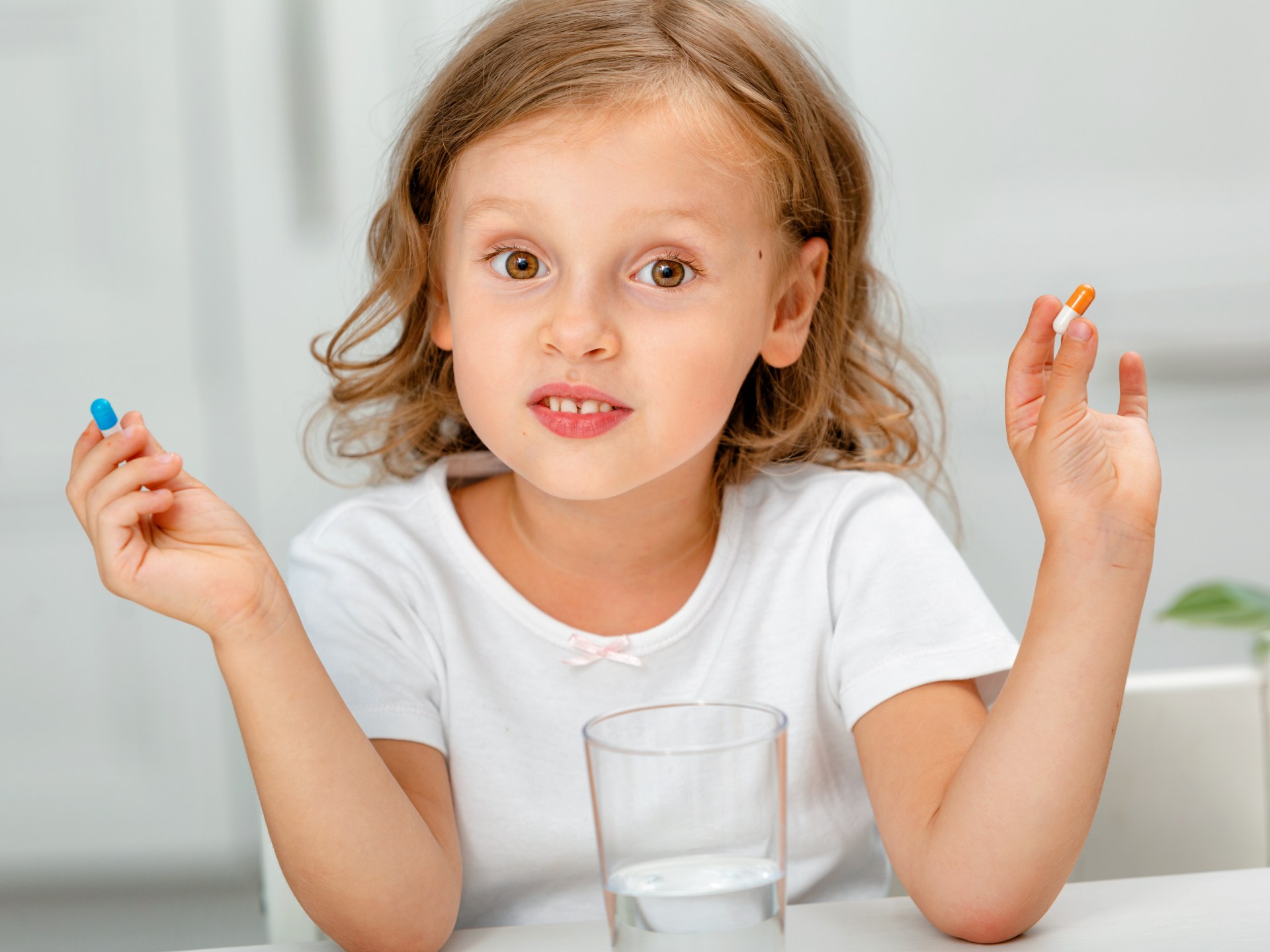 من علبة الفيتامينات إلى غرفة الطوارئ.. "الفخ الصامت" في مكملات الأطفال الآمنة