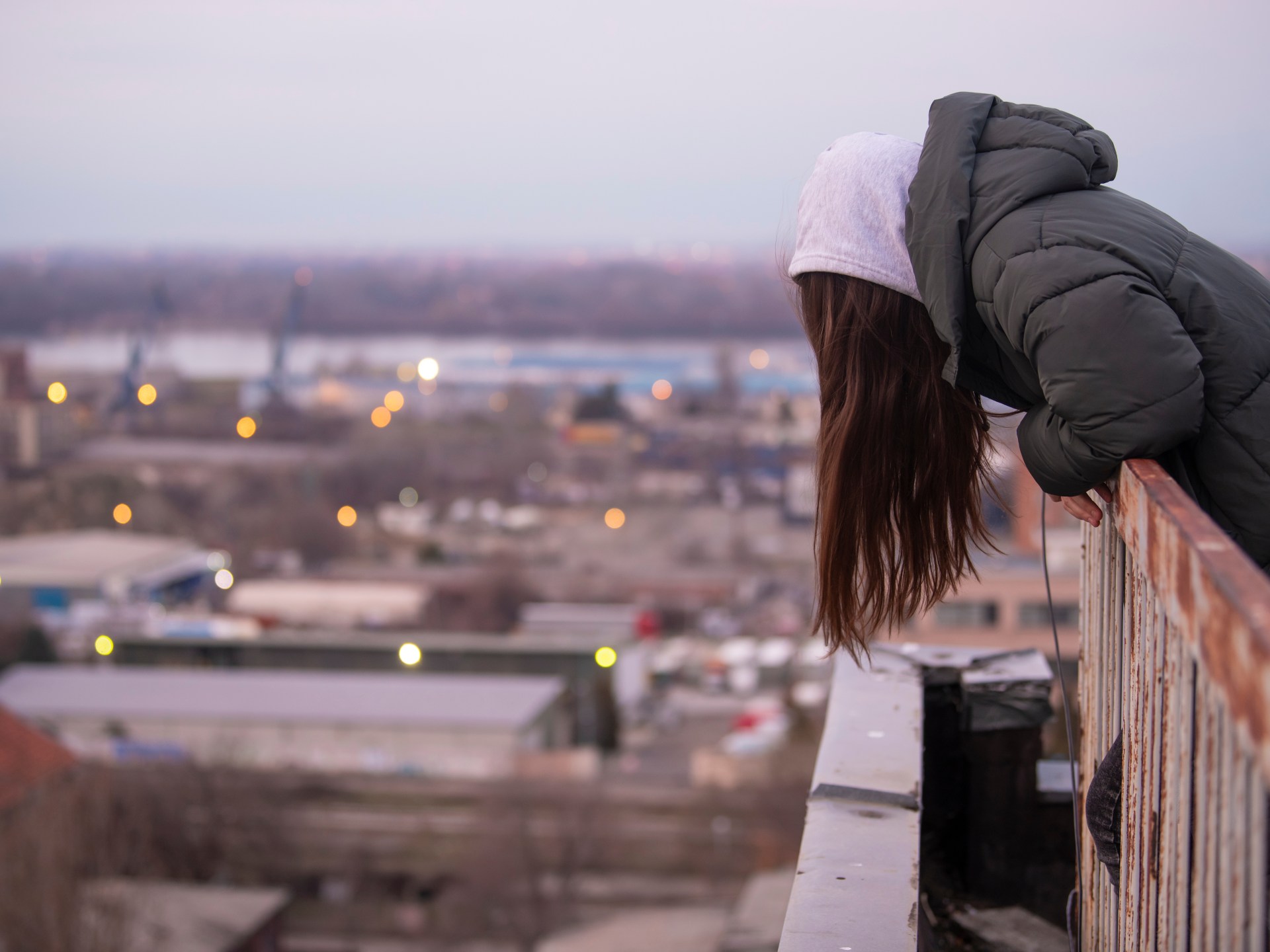 حين يتحول الموت إلى بث مباشر.. ما الذي يدفع المنتحر لفتح الكاميرا قبل النهاية؟