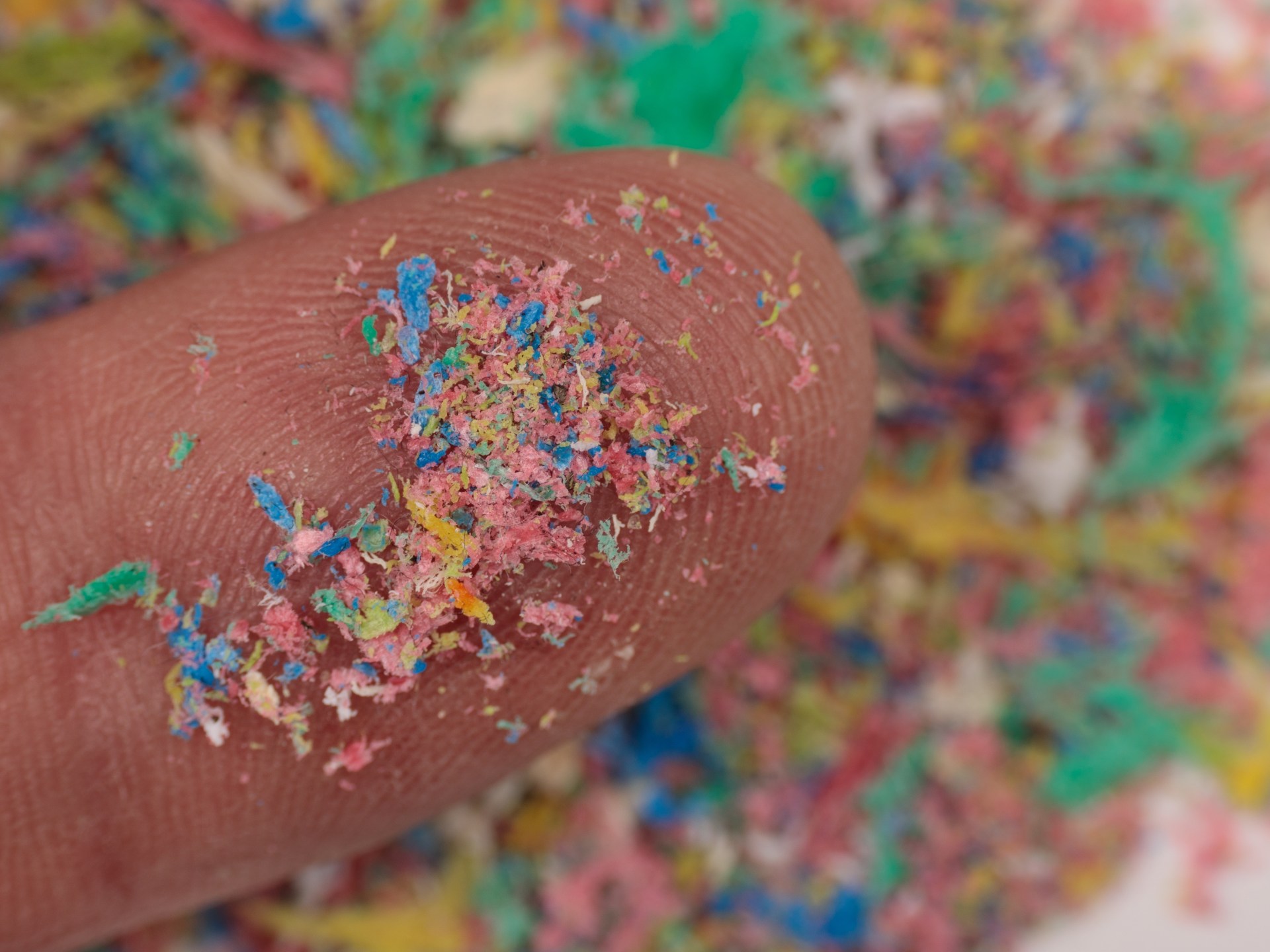 صيادو البلاستيك.. الصين تبتكر طريقة "ضوئية" للكشف عن الملوثات في أجسامنا