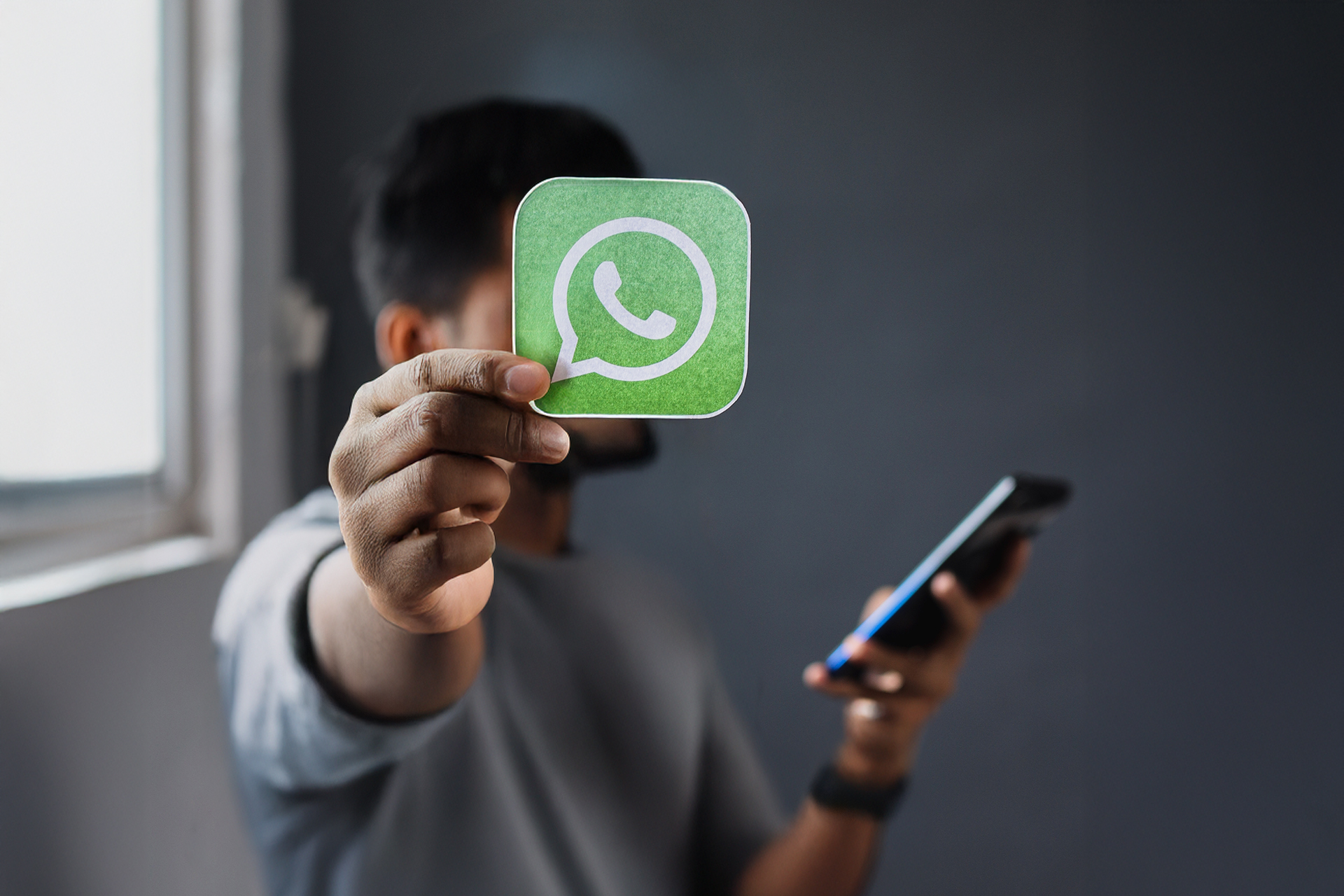 هل رسائلك آمنة حقا؟ ما تحتاج معرفته عن "الأبواب الخلفية" في واتساب