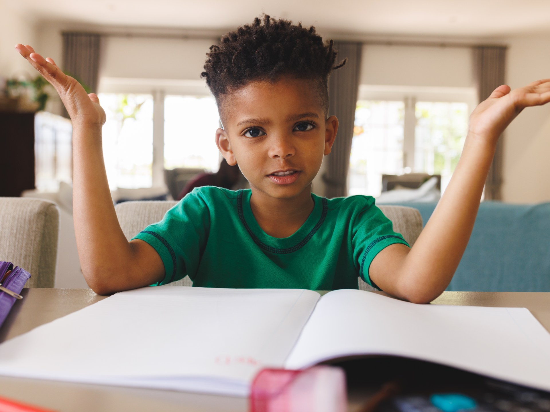 من طوكيو إلى برلين.. الذكاء الاصطناعي يدخل حقائب الطلاب ويربك حسابات المعلمين