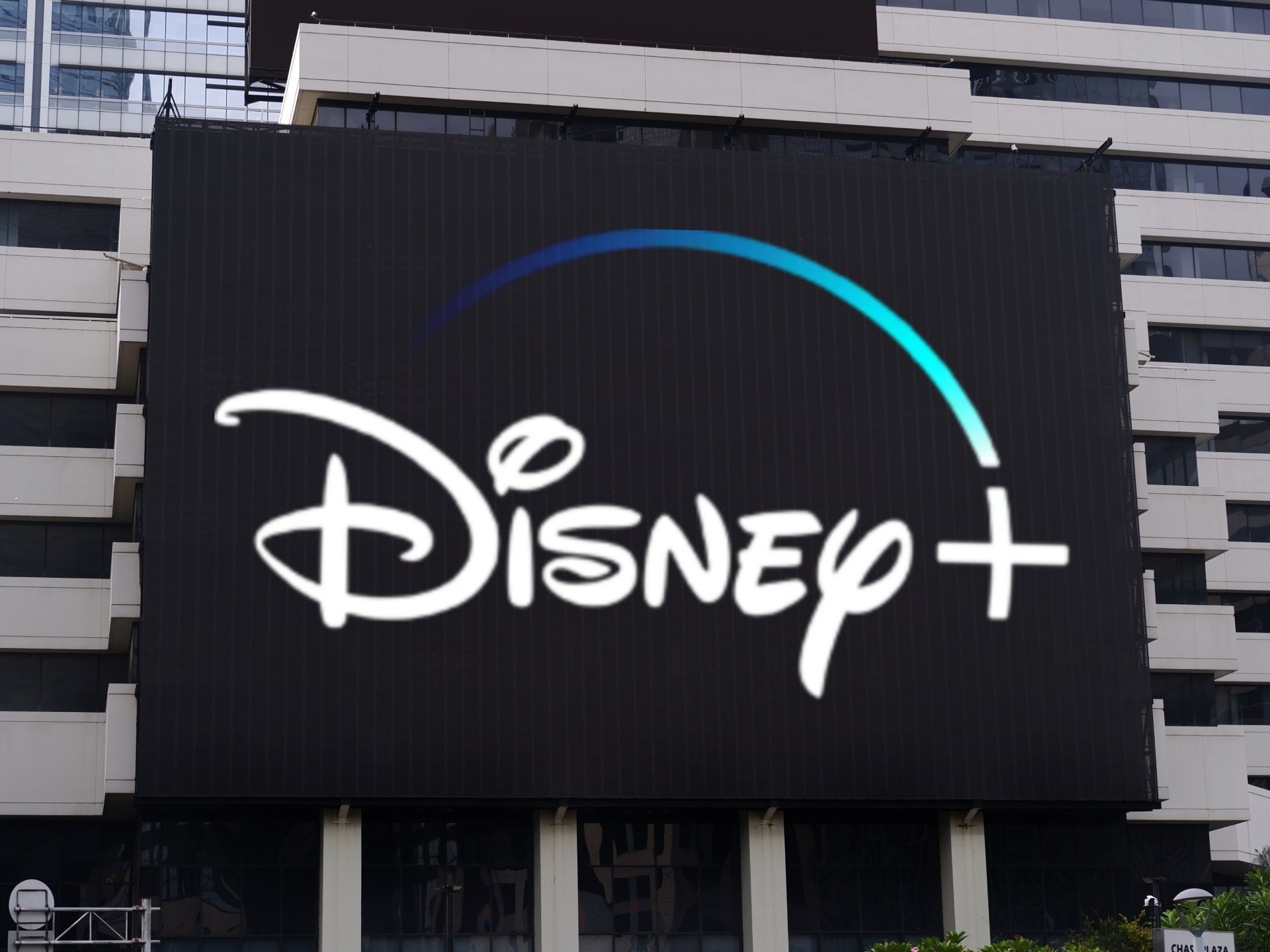 هوليوود تحت الضغط.. موجة تسريحات جديدة تضرب ديزني وسوني وباد روبوت