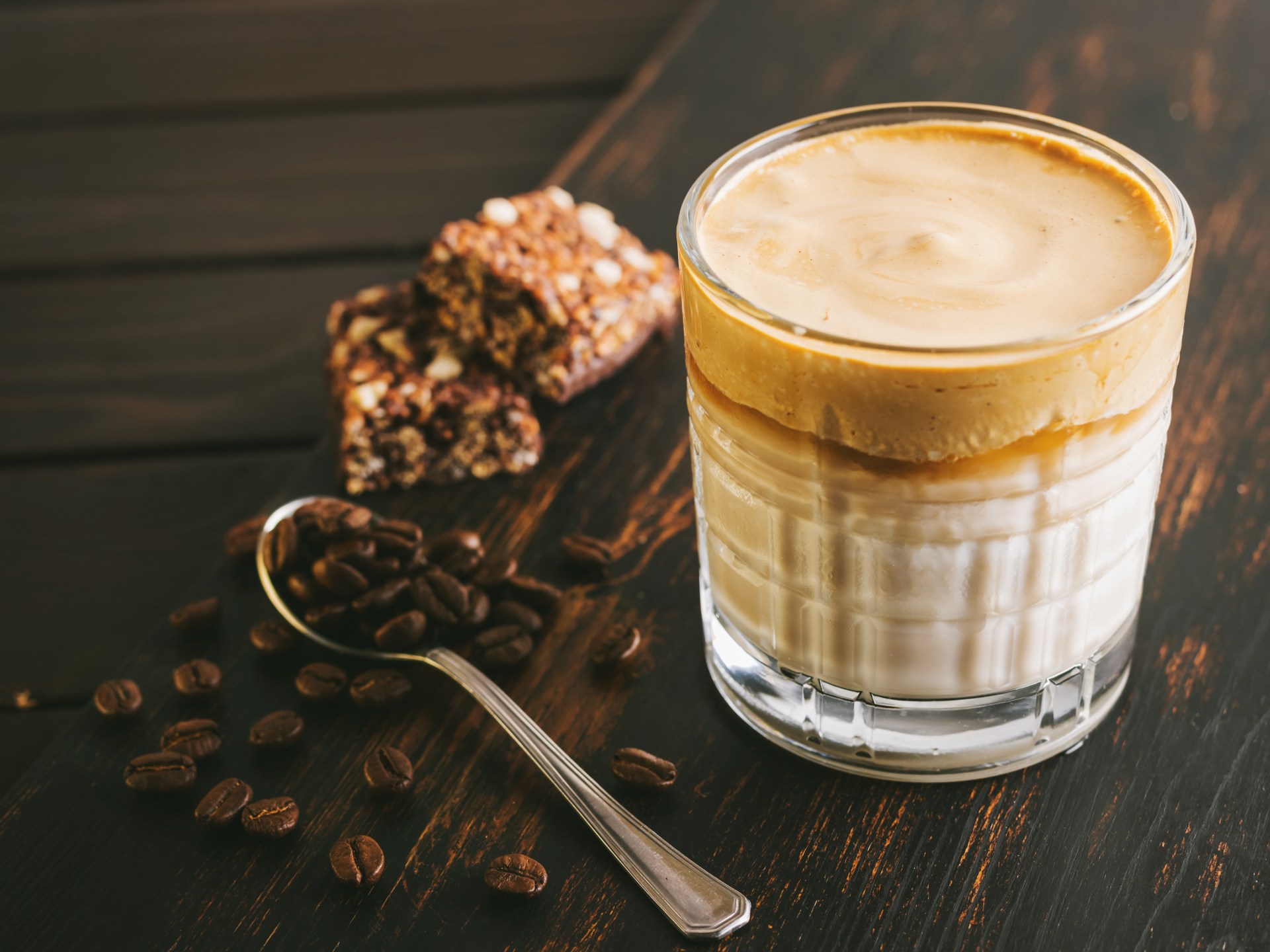 هوس البروتين يصل إلى القهوة.. هل نحتاج فعلا إلى "البروفي" في فنجان الصباح؟