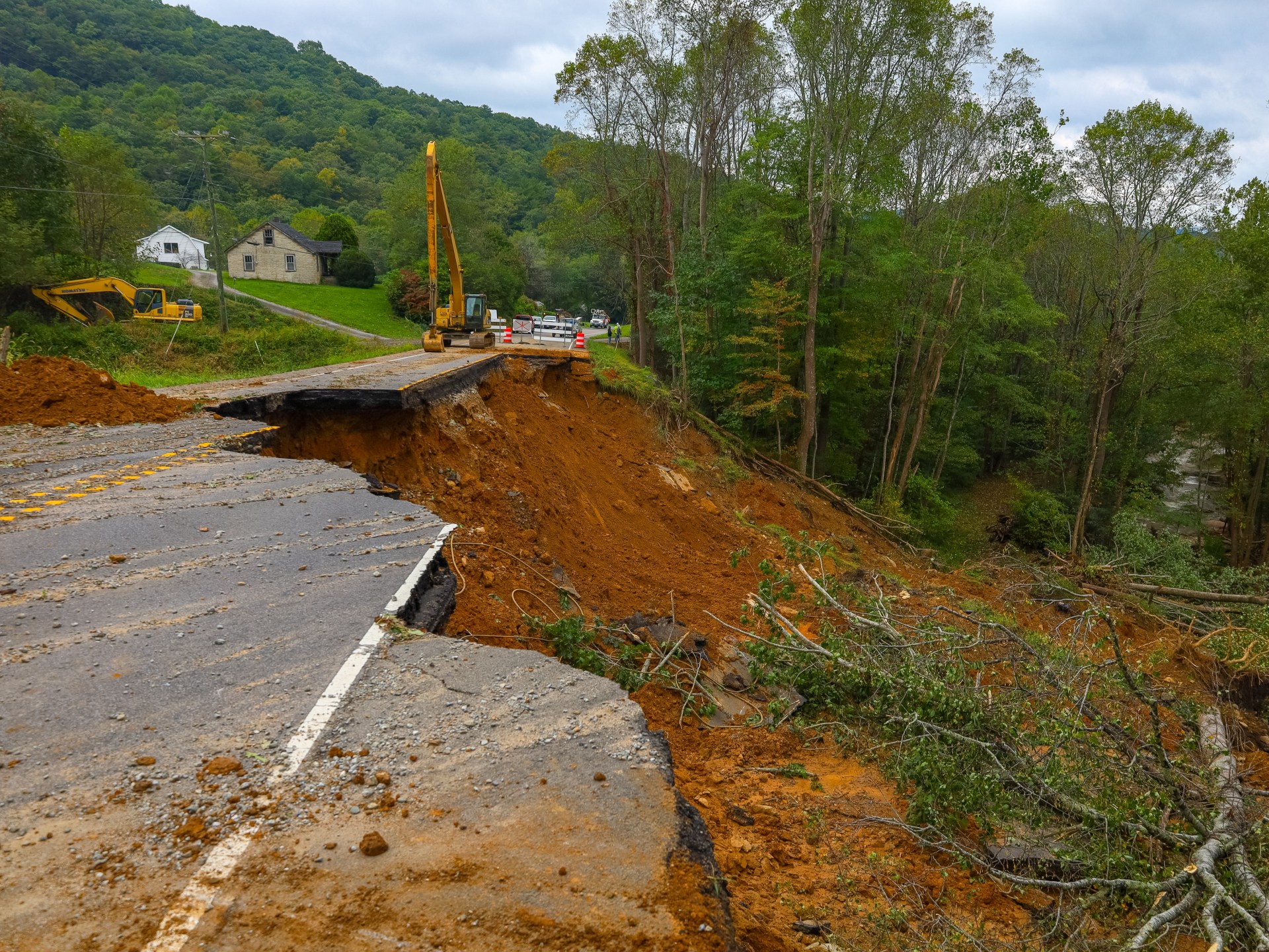 الجبال لم تعد آمنة.. كيف يحول الإنسان المنحدرات إلى قنابل موقوتة؟