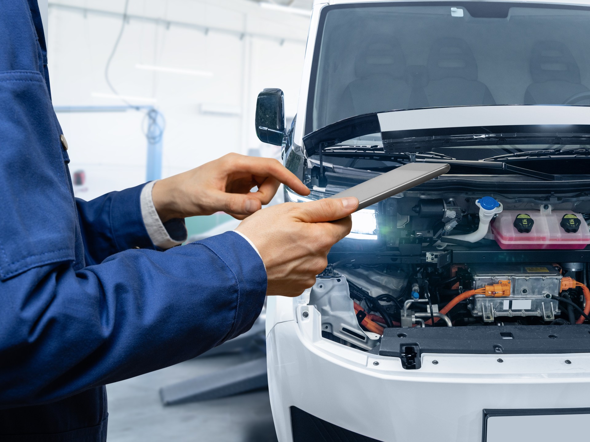 كيف أثرت الحرب الحالية على قطاع السيارات الكهربائية؟