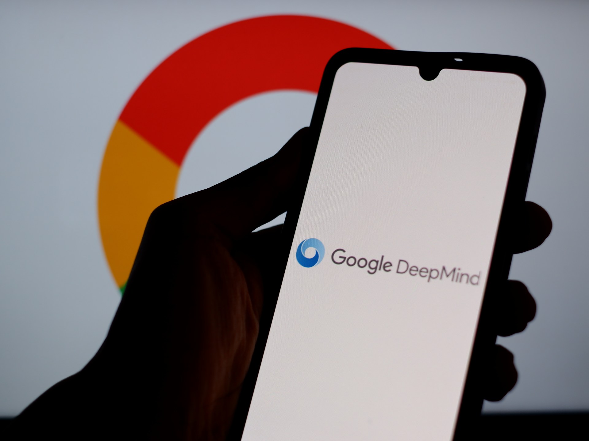 هل يصمم الذكاء الاصطناعي أول دواء ناجح؟ "ديب مايند" تقترب من الاختبار الحاسم