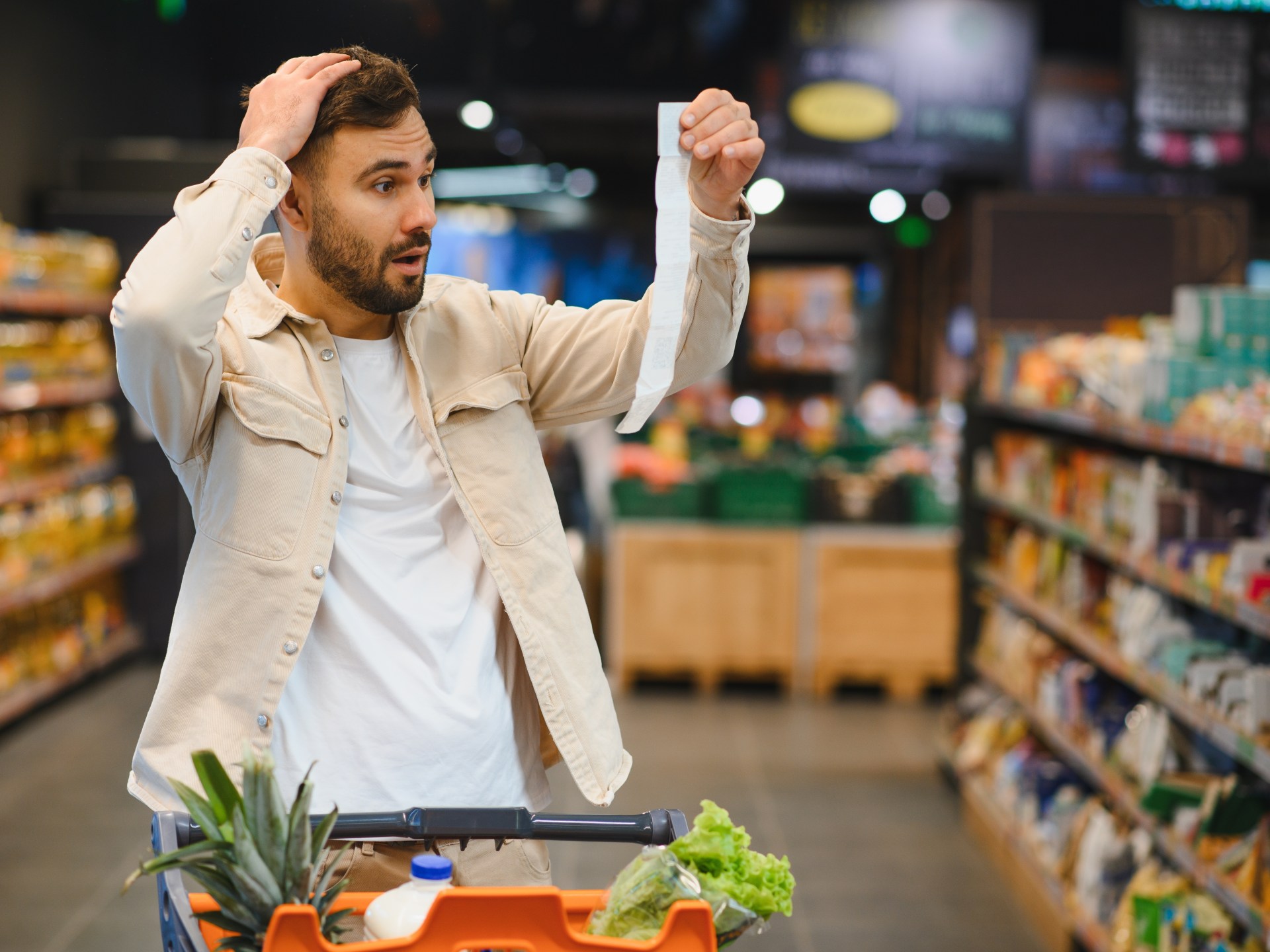 لماذا يدفع الرجال أكثر في السوبرماركت؟ دراسة تكشف زيادة 5% في فاتورة البقالة