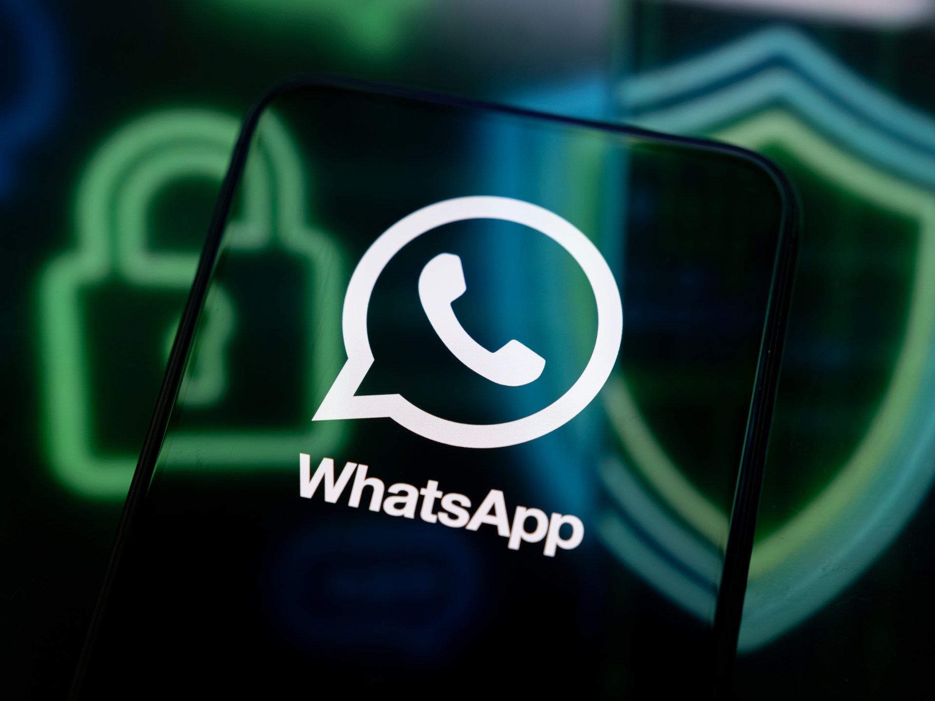 مصدر لوكالة بلومبيرغ: "ميتا" قادرة على قراءة رسائل واتساب المشفرة