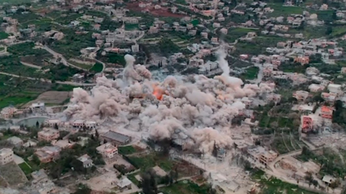 شاهد.. الجيش الإسرائيلي ينسف عشرات المنازل في بنت جبيل