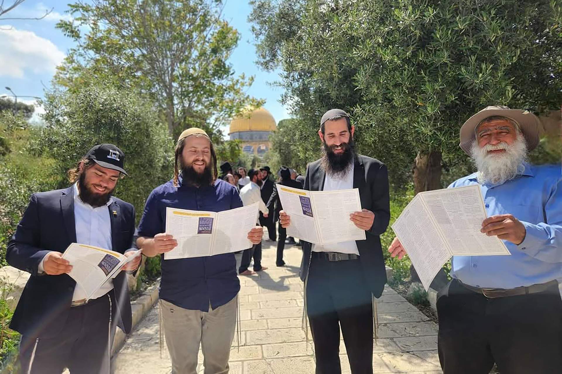 لأول مرة.. مستوطنون يدخلون علنا نصوص صلاة "جبل الهيكل" إلى الأقصى