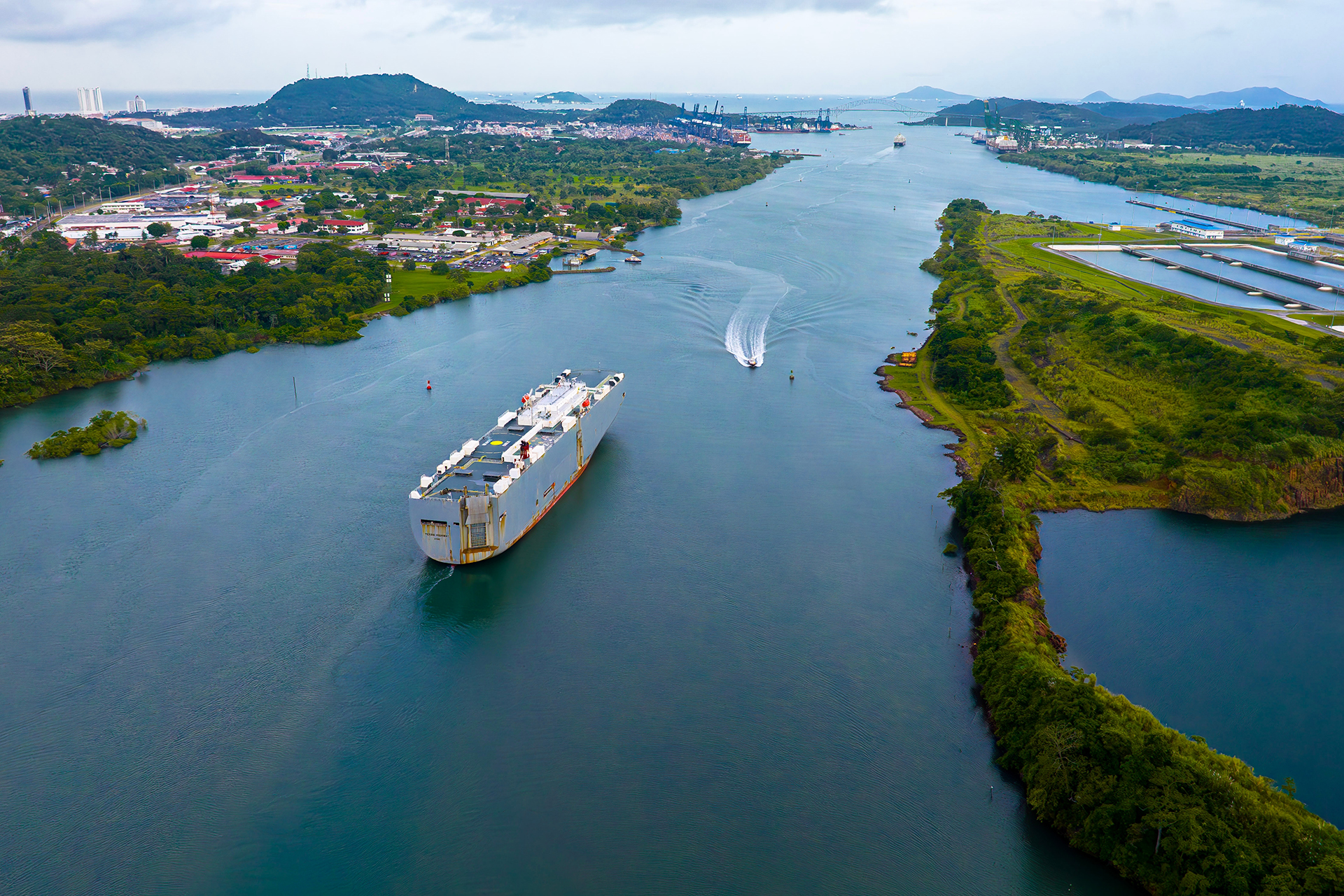 المضائق.. كيف يمكن إغلاقها وما رأي قانون البحار بذلك؟