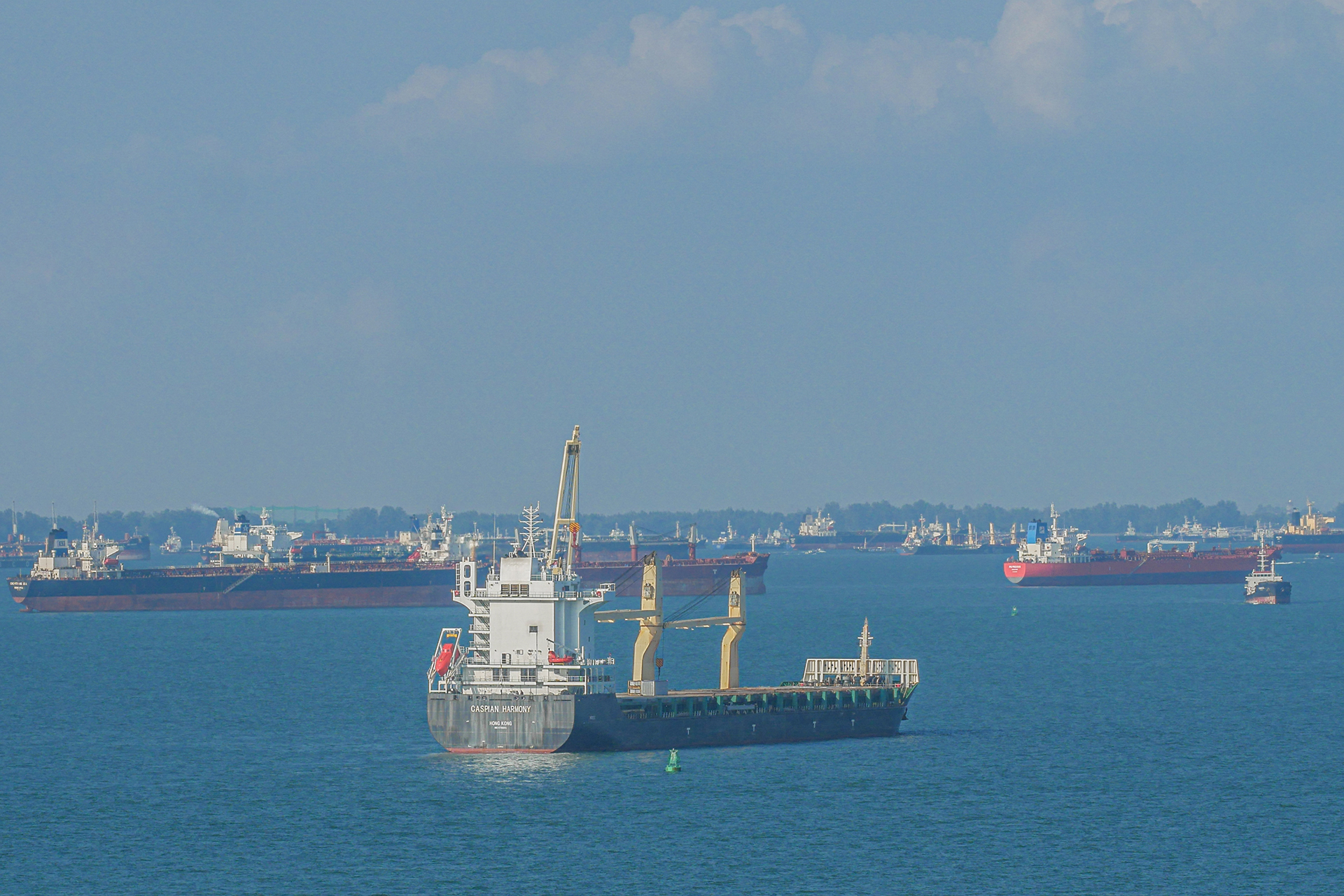 إندونيسيا تتراجع عن فرض رسوم على السفن بمضيق ملقا