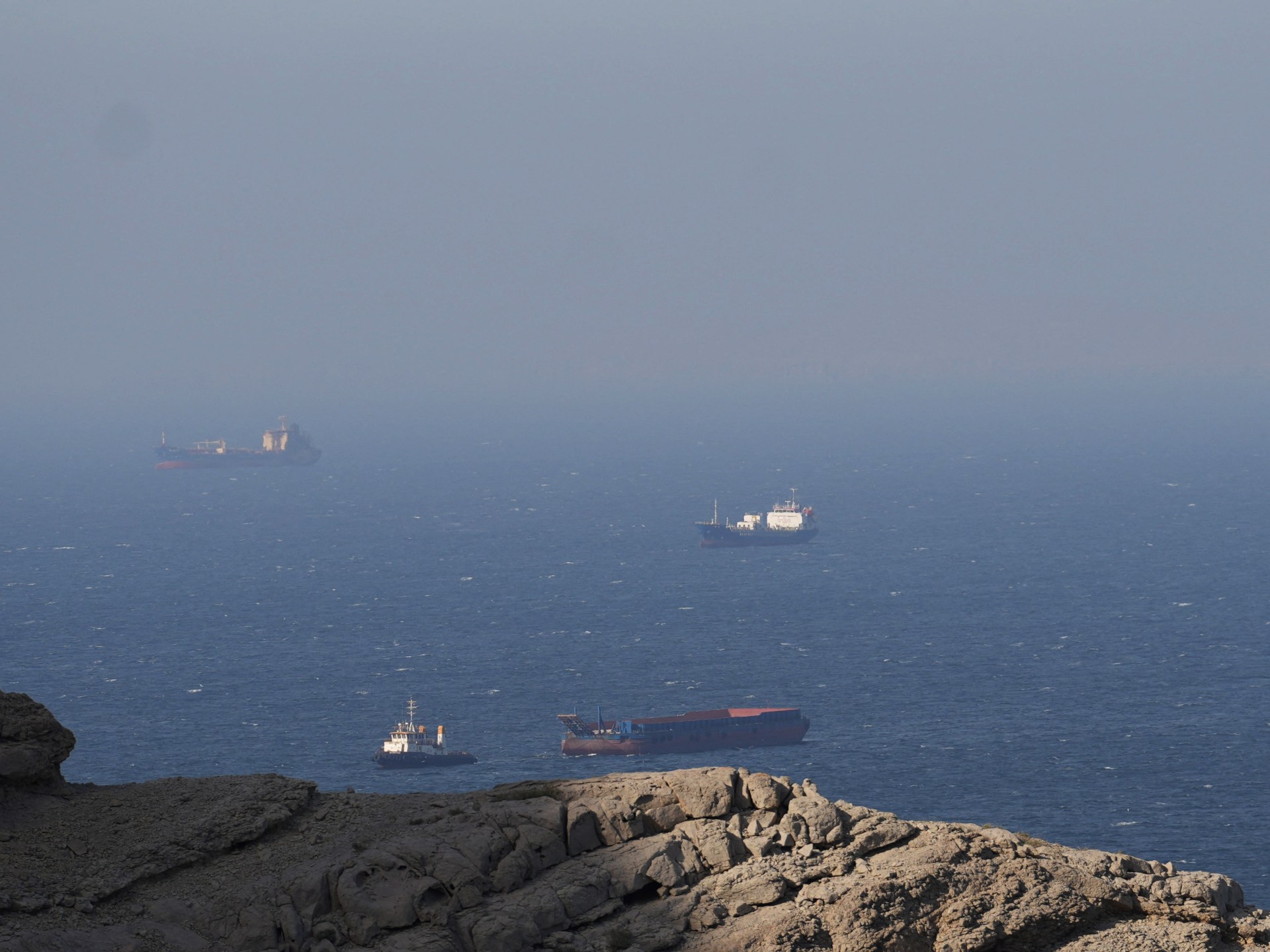 كيف تتأثر الممرات البحرية العالمية بالتوترات في مضيق هرمز؟