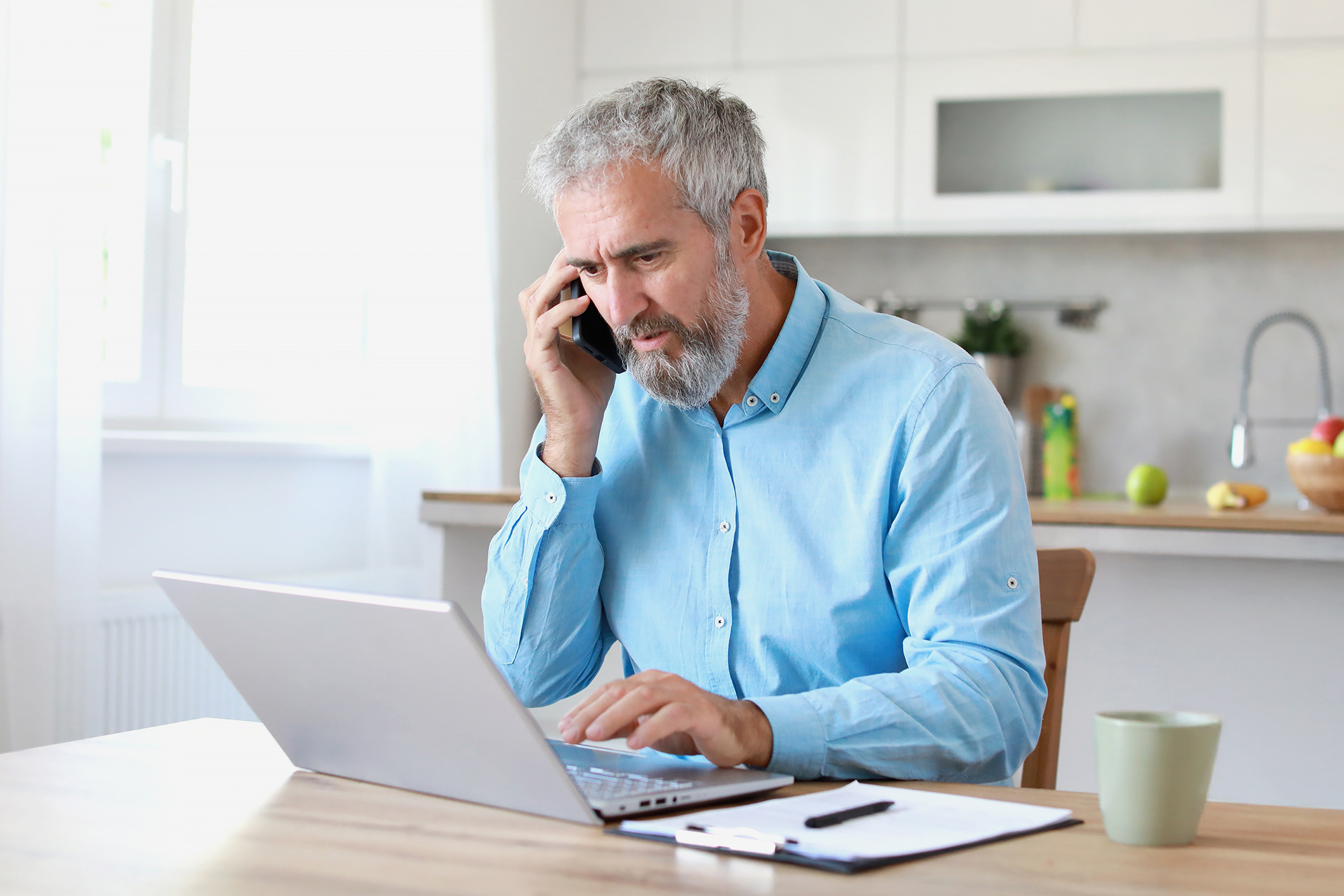 فخ "الاتصال الدائم".. احذر أن تقتل منصات المراسلة تركيزك في العمل